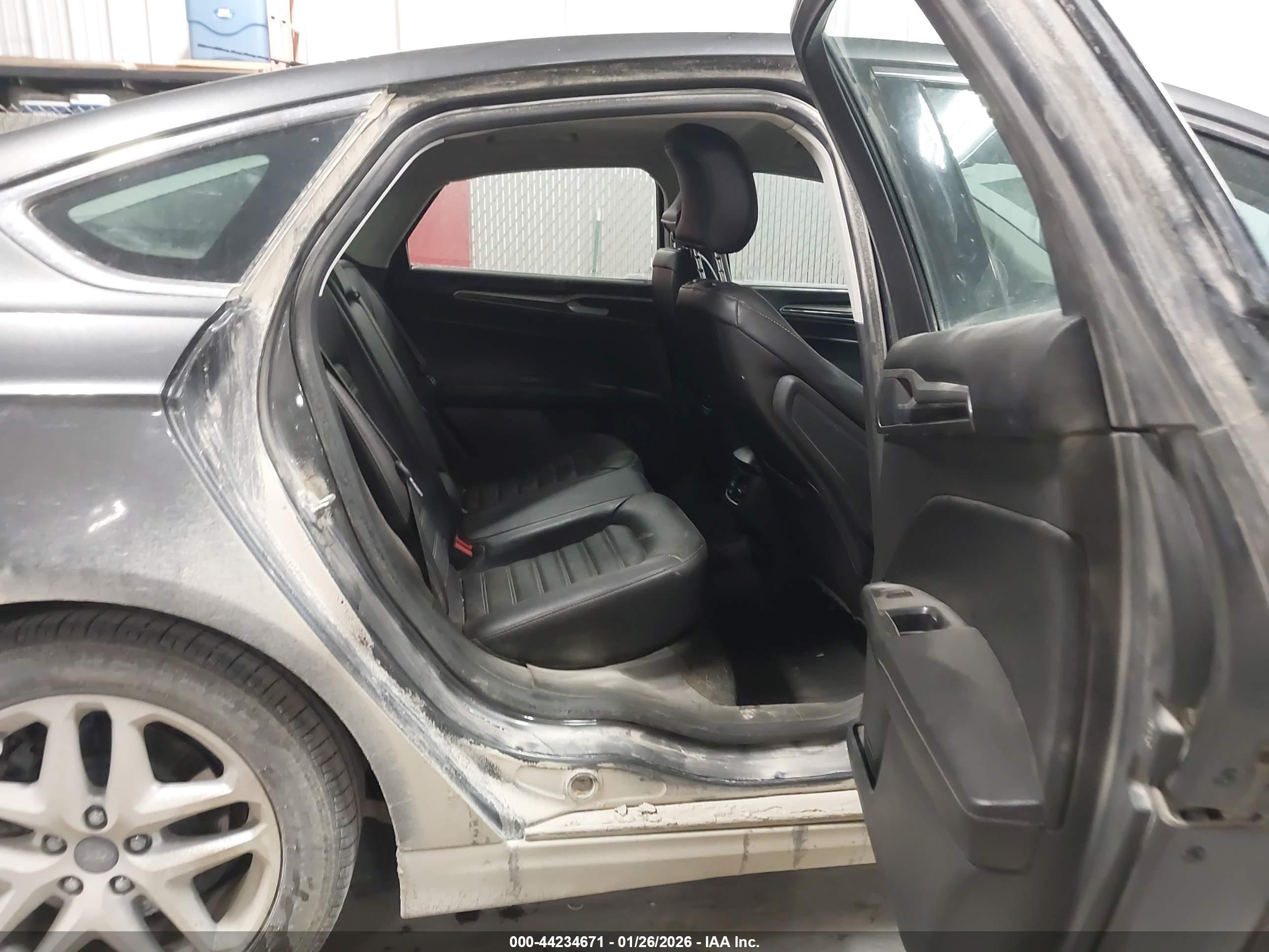 FORD FUSION image 8