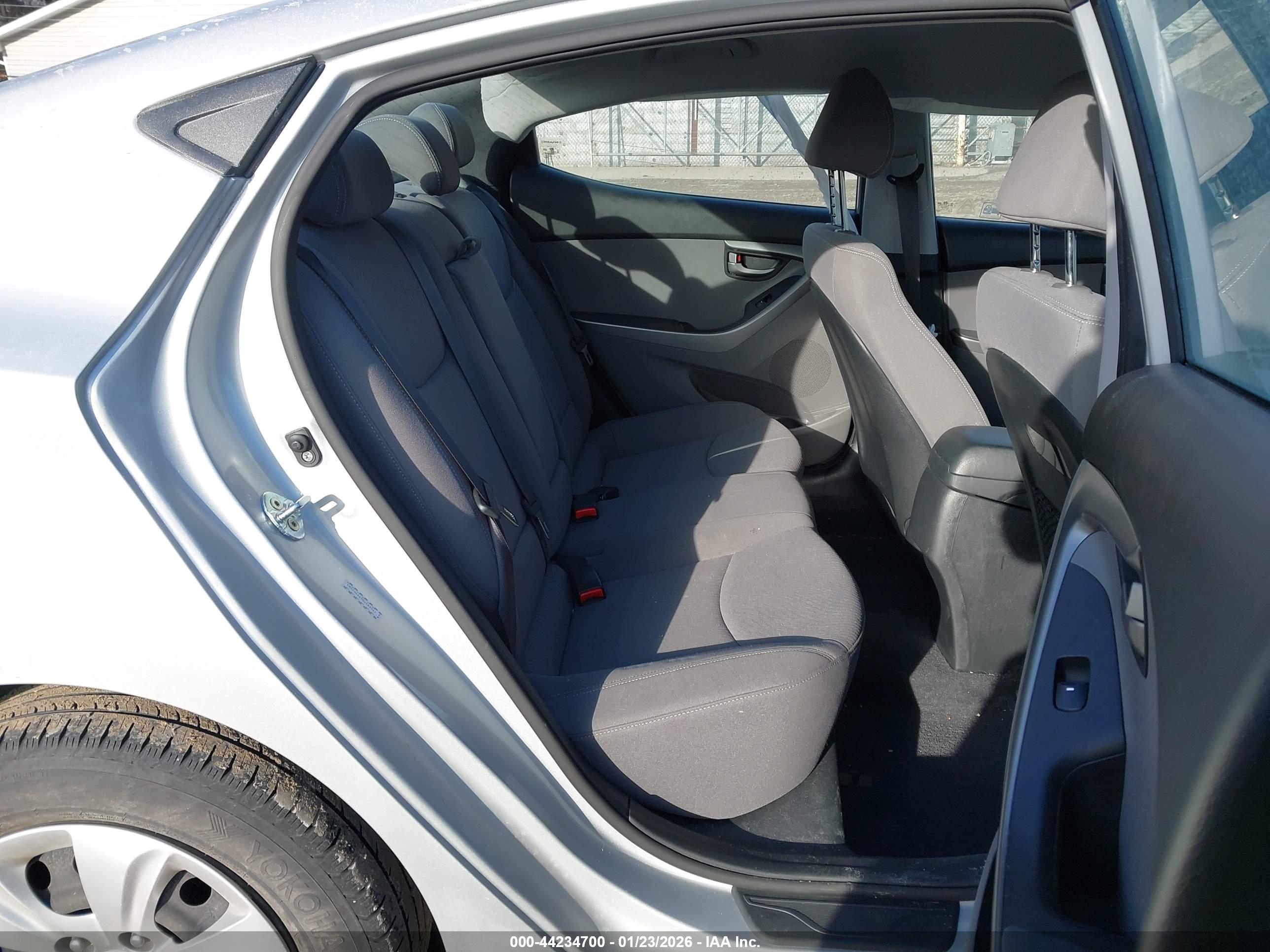 HYUNDAI ELANTRA image 8
