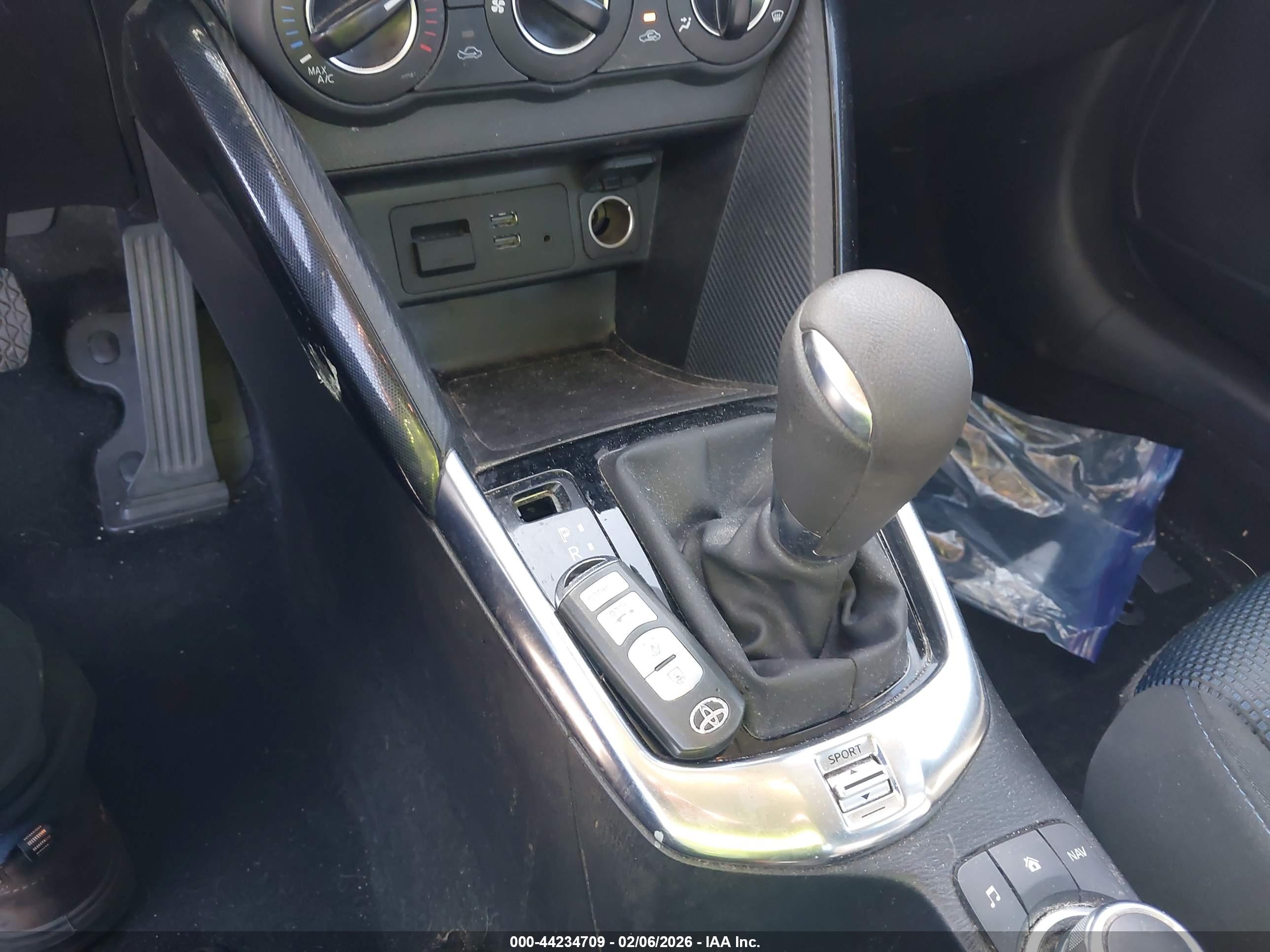 TOYOTA YARIS image 11