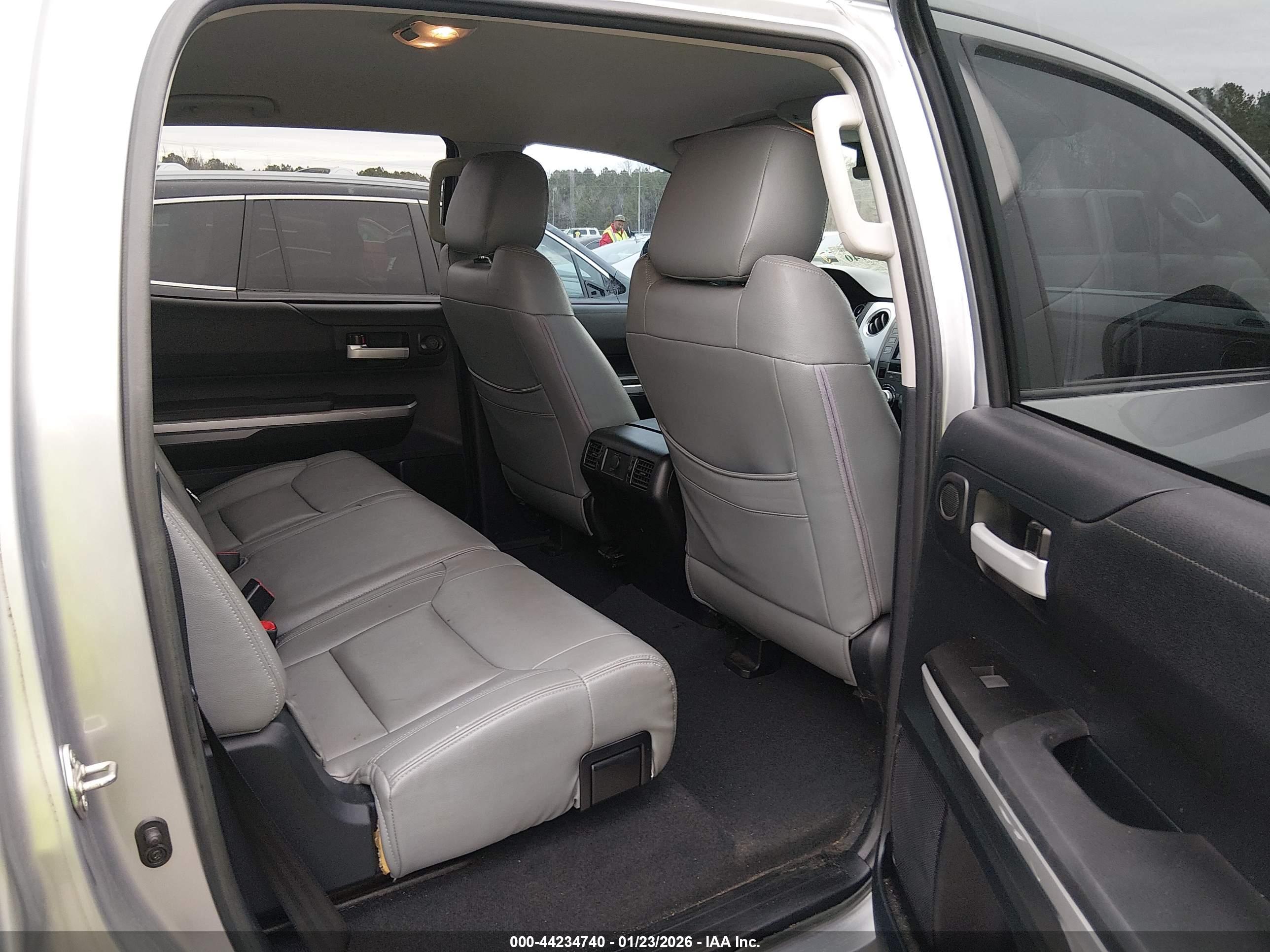 TOYOTA TUNDRA image 8