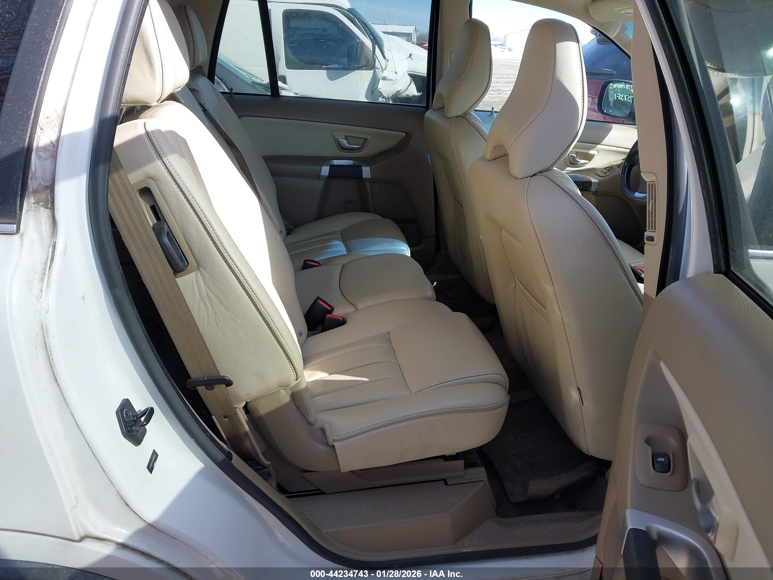 VOLVO XC90 image 8