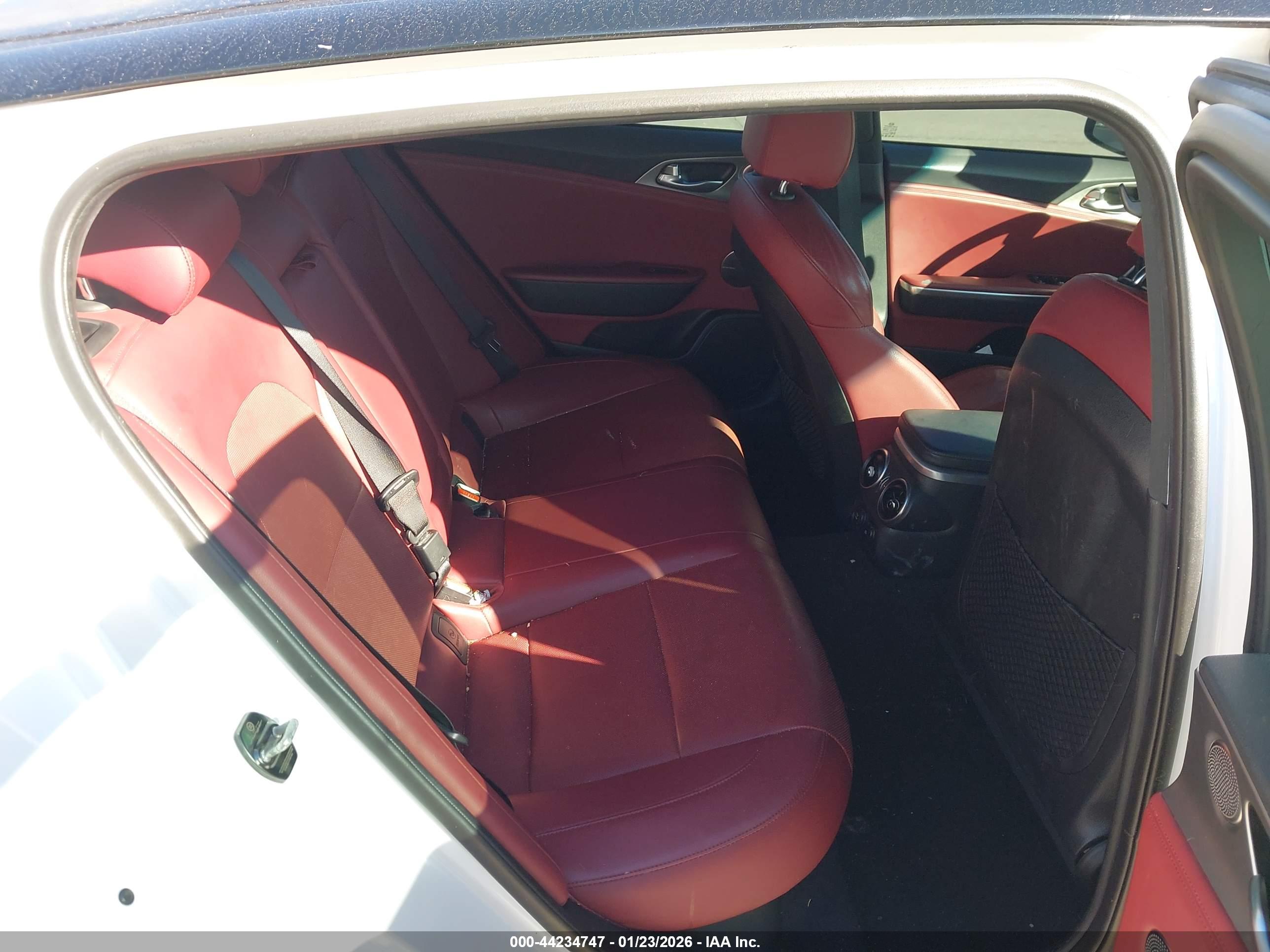 KIA STINGER image 8