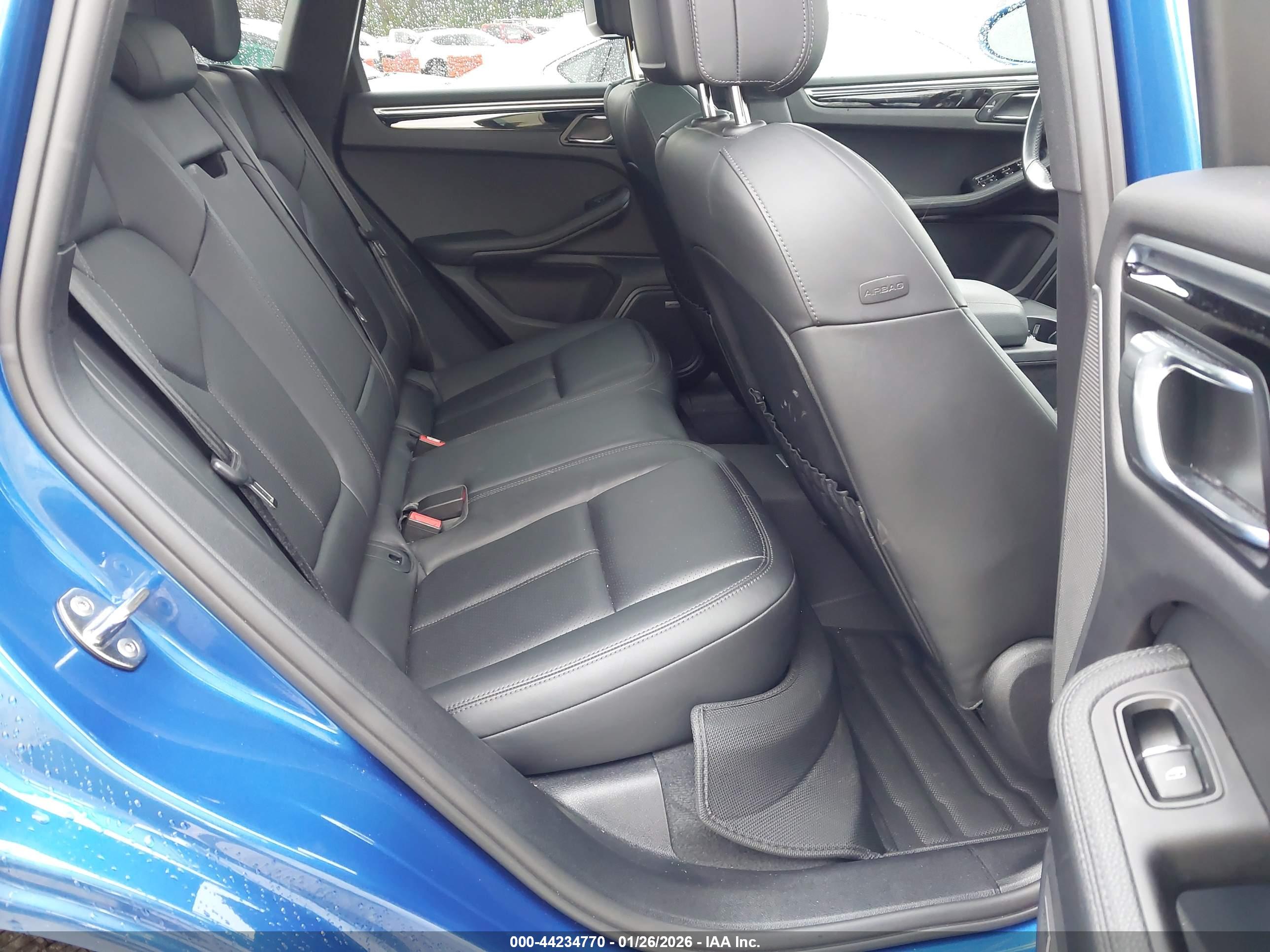 PORSCHE MACAN image 8