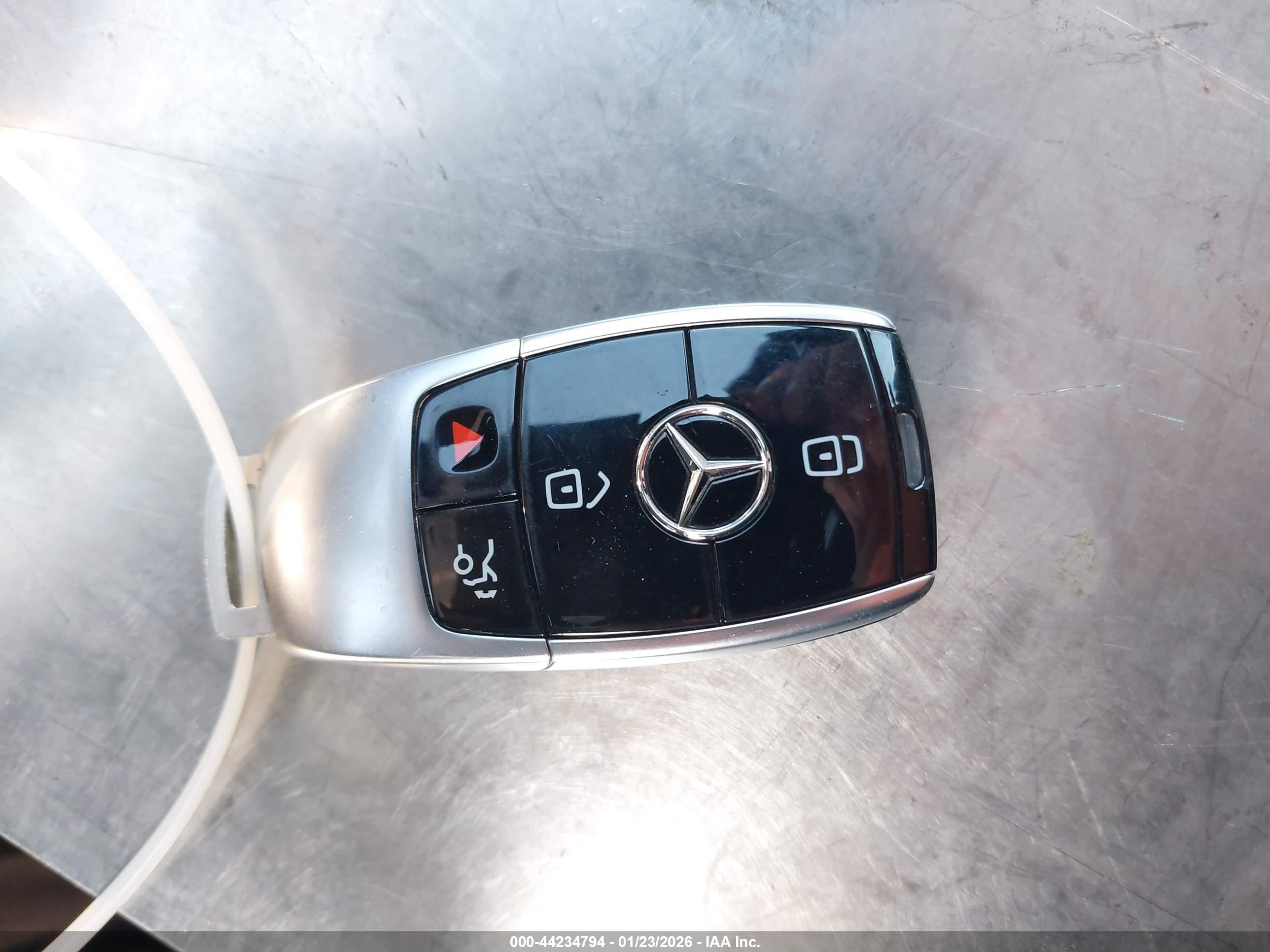 MERCEDES-BENZ E image 11