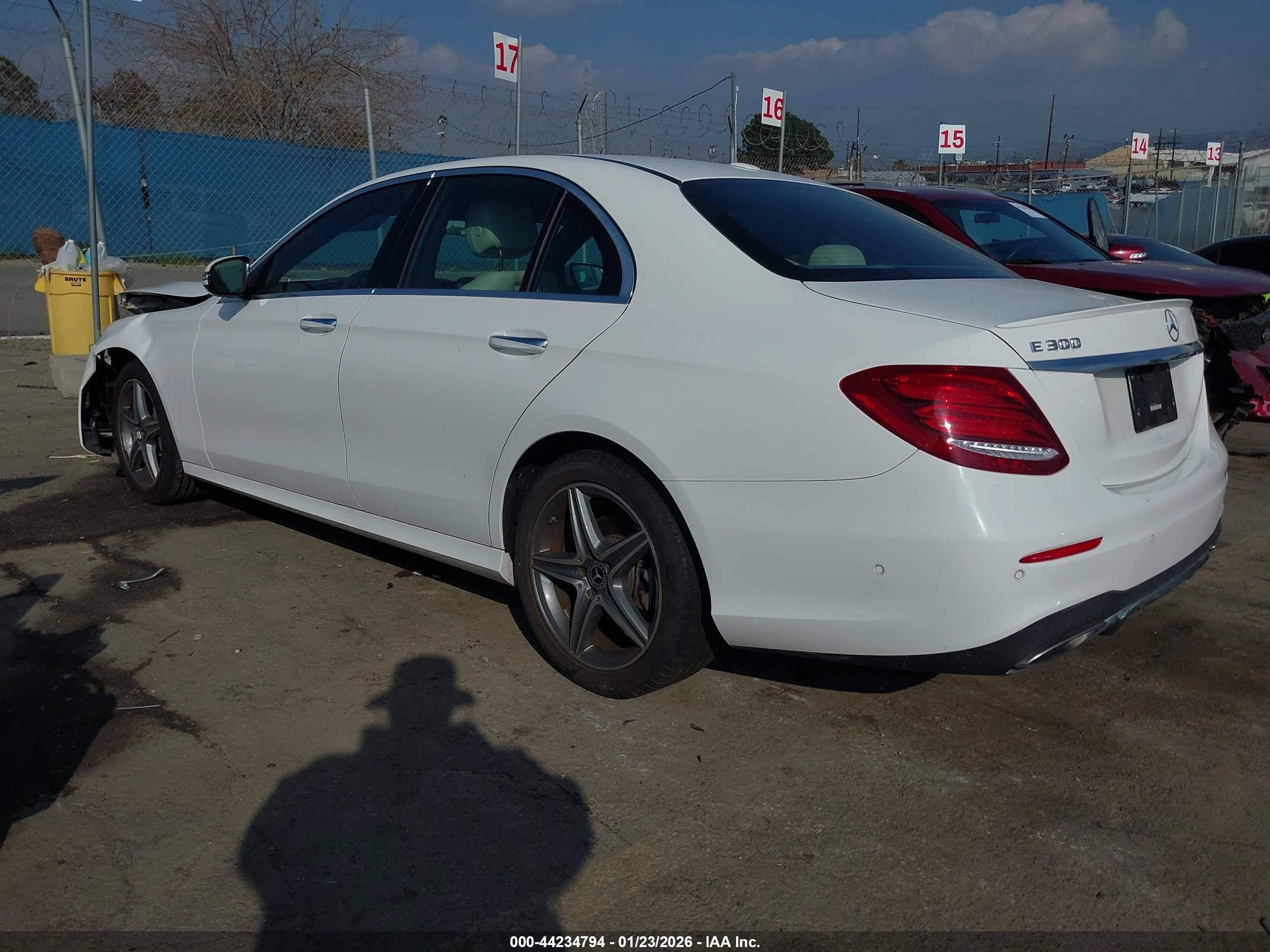 MERCEDES-BENZ E image 3
