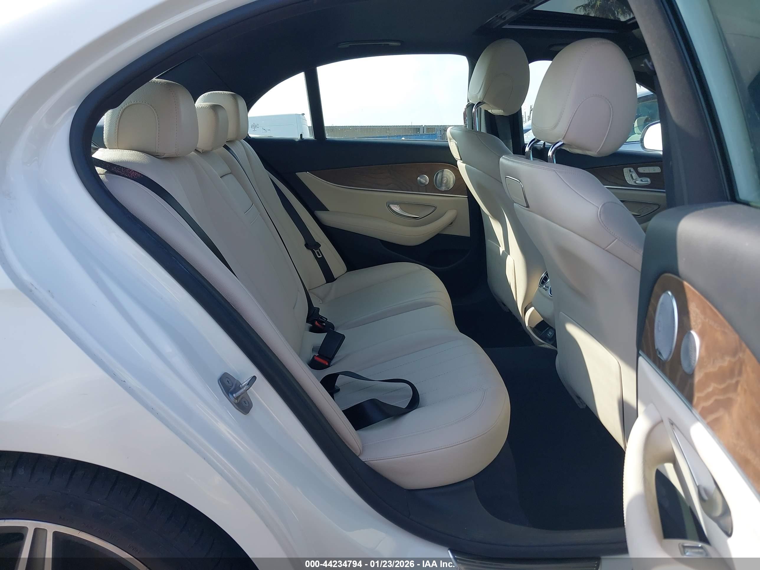 MERCEDES-BENZ E image 8