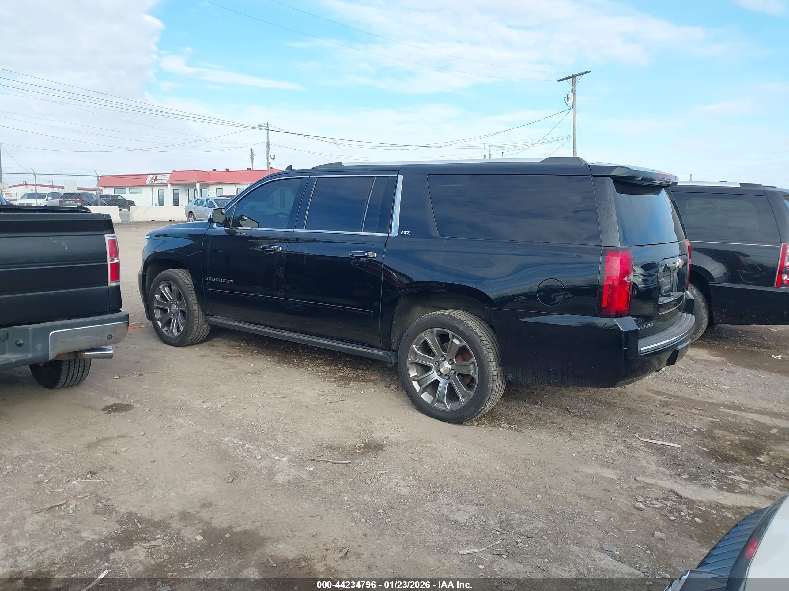 CHEVROLET SUBURBAN image 3