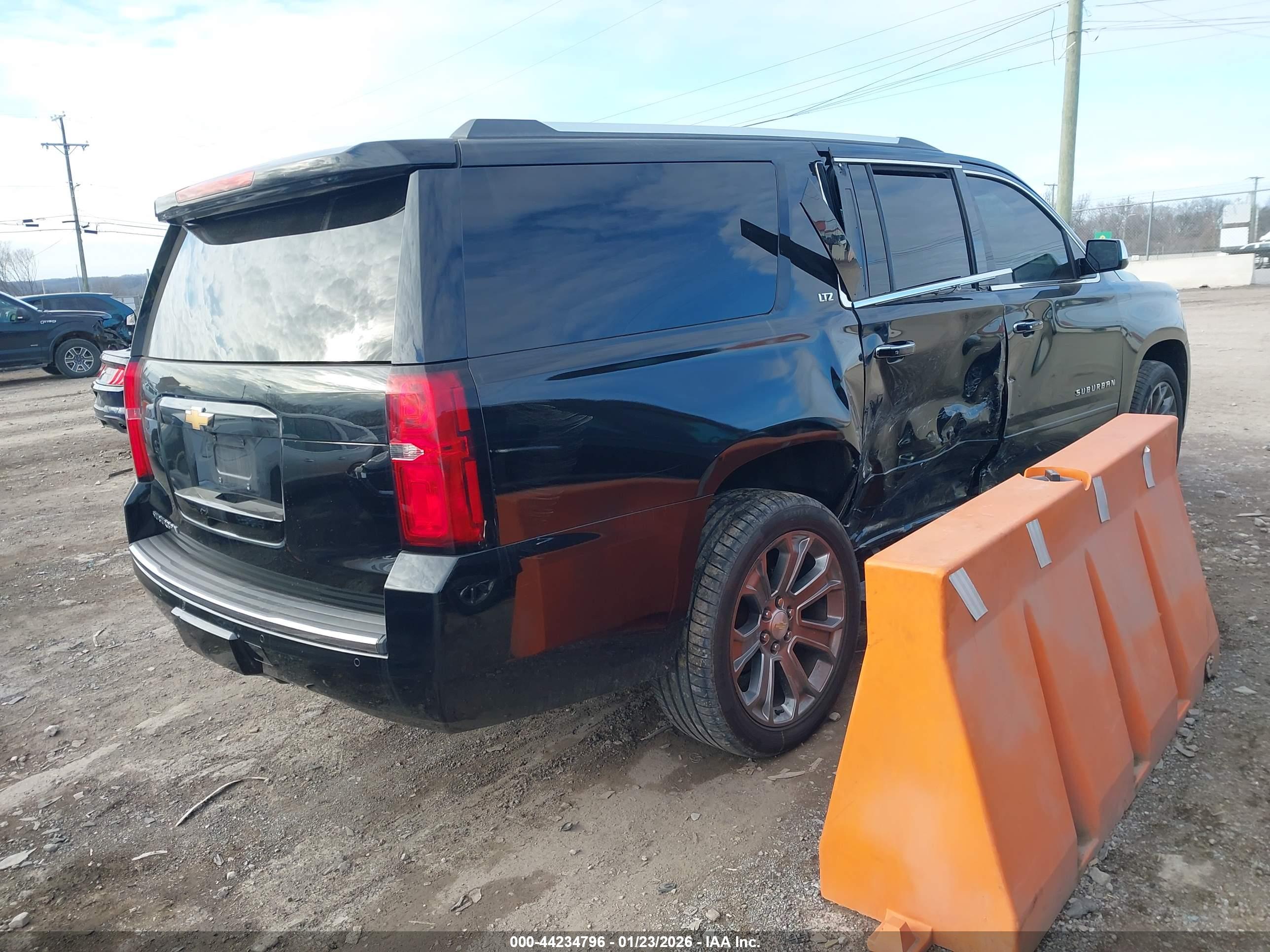 CHEVROLET SUBURBAN image 4