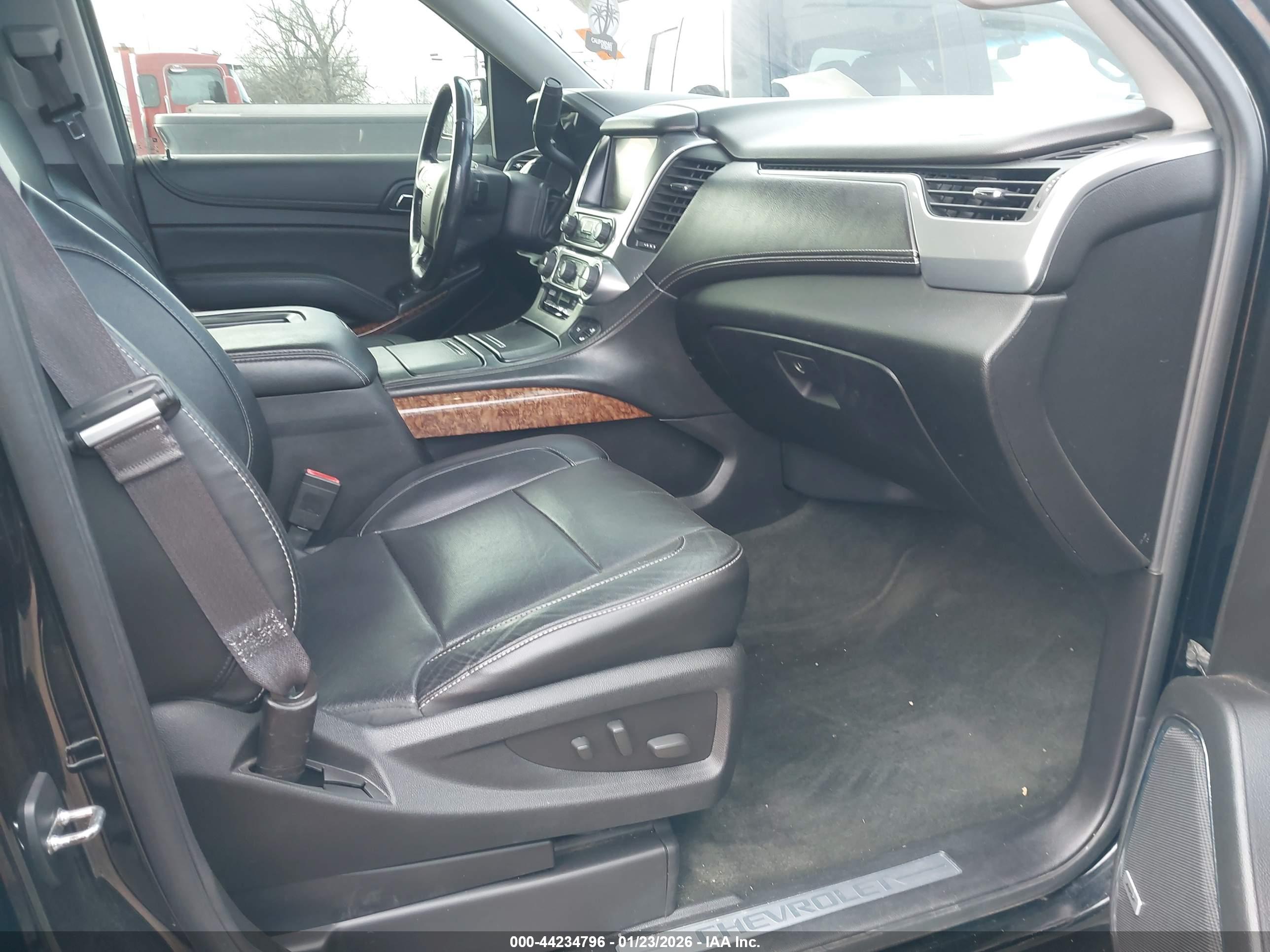 CHEVROLET SUBURBAN image 5