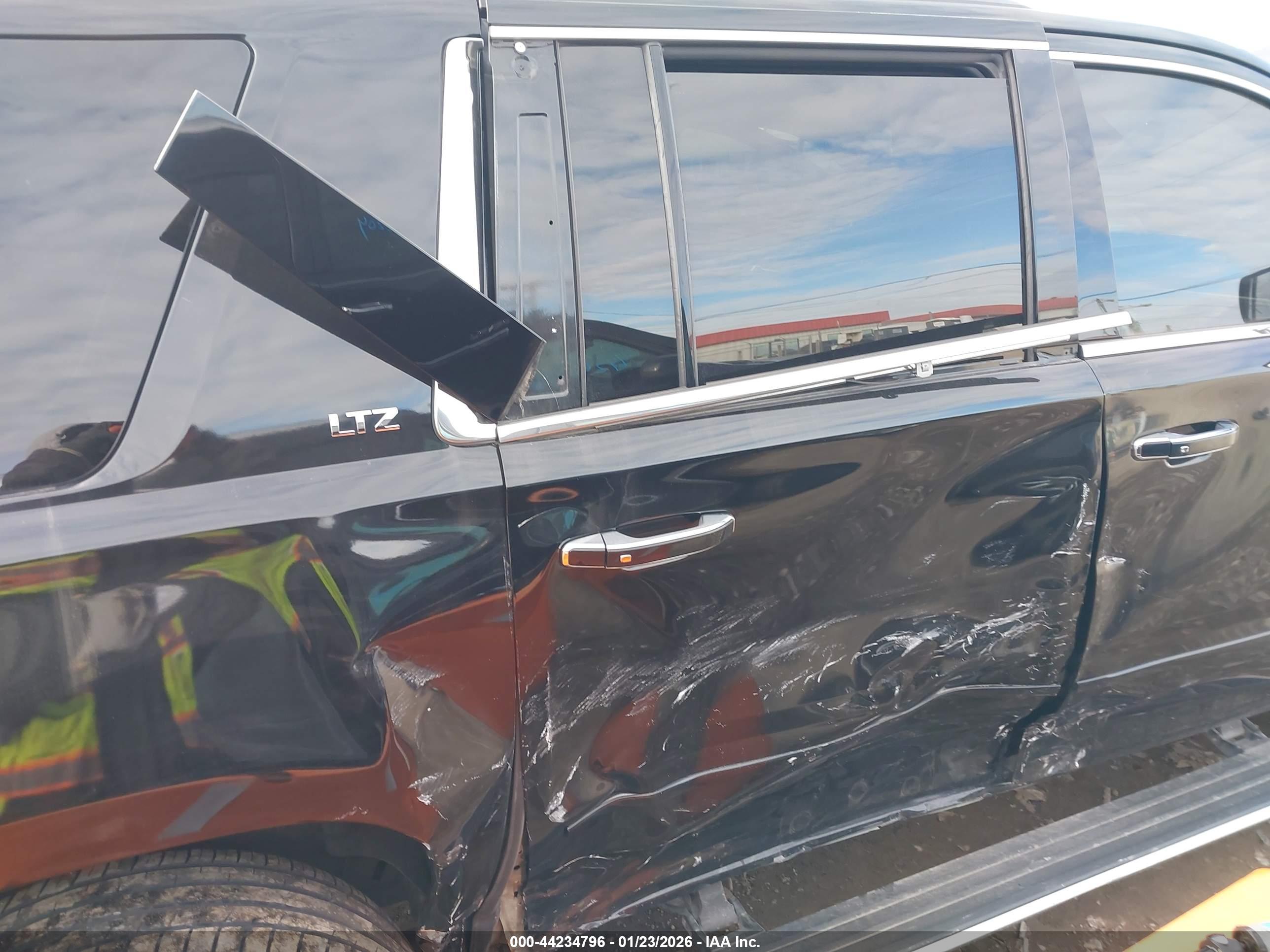 CHEVROLET SUBURBAN image 6