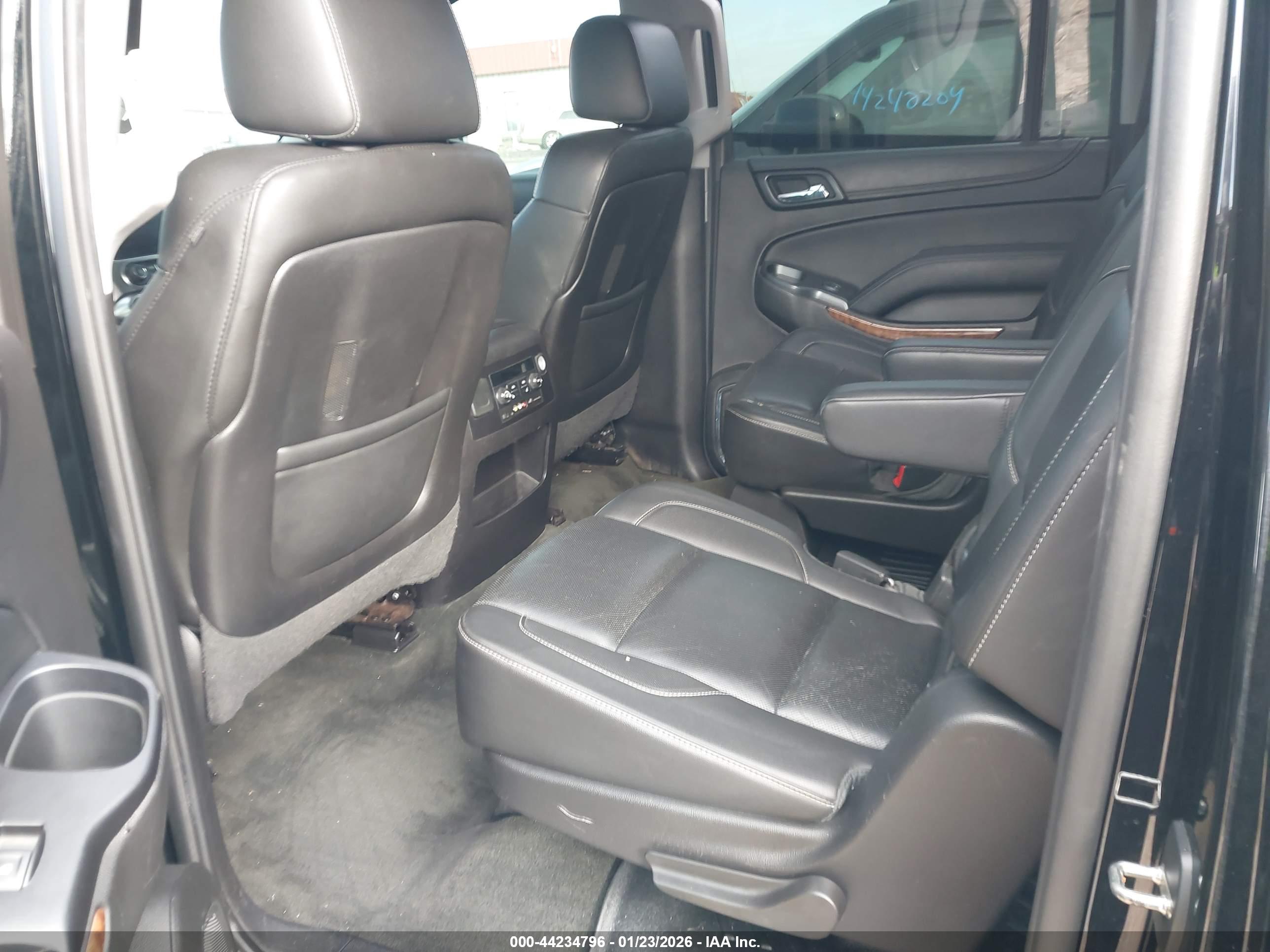 CHEVROLET SUBURBAN image 8