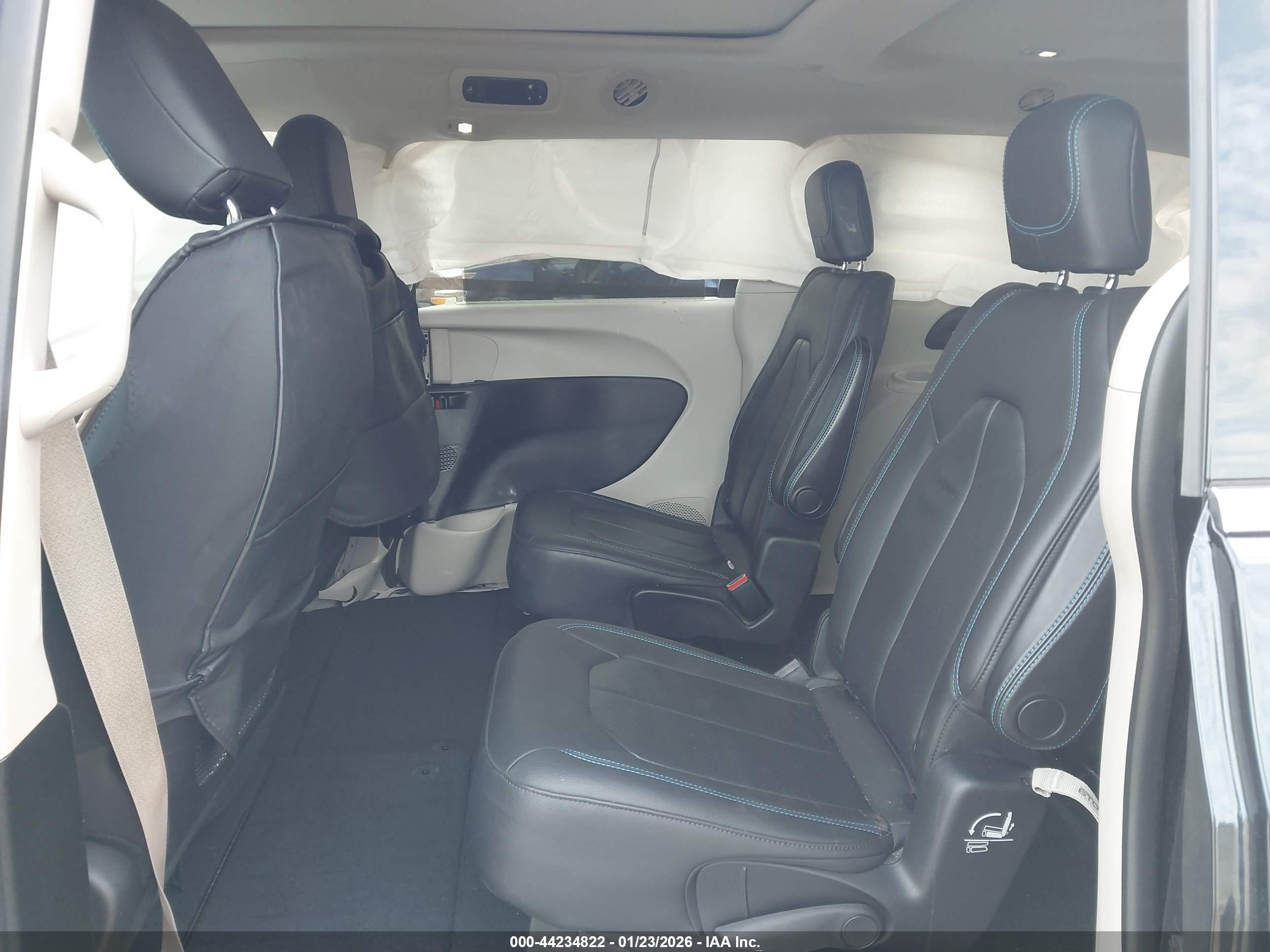 CHRYSLER PACIFICA image 8
