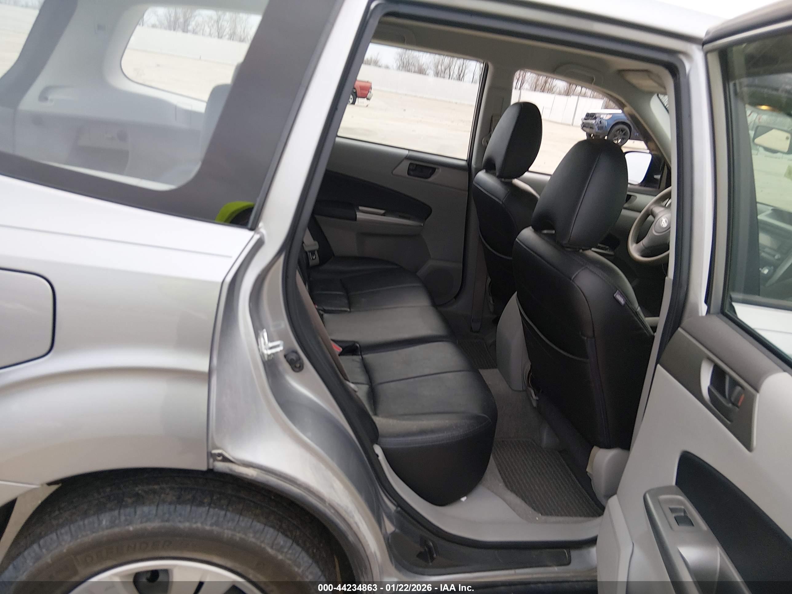 SUBARU FORESTER image 8