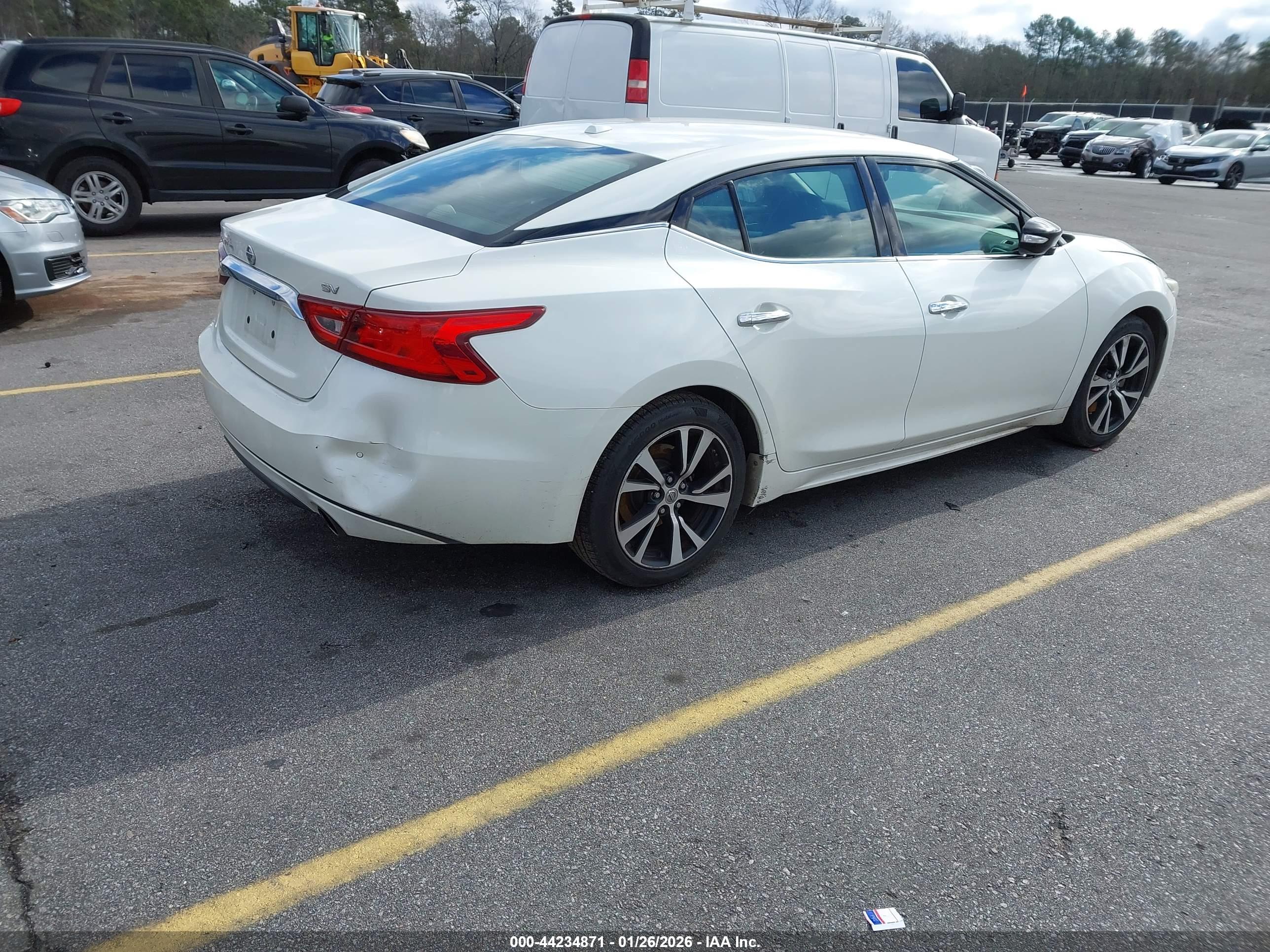 NISSAN MAXIMA image 4