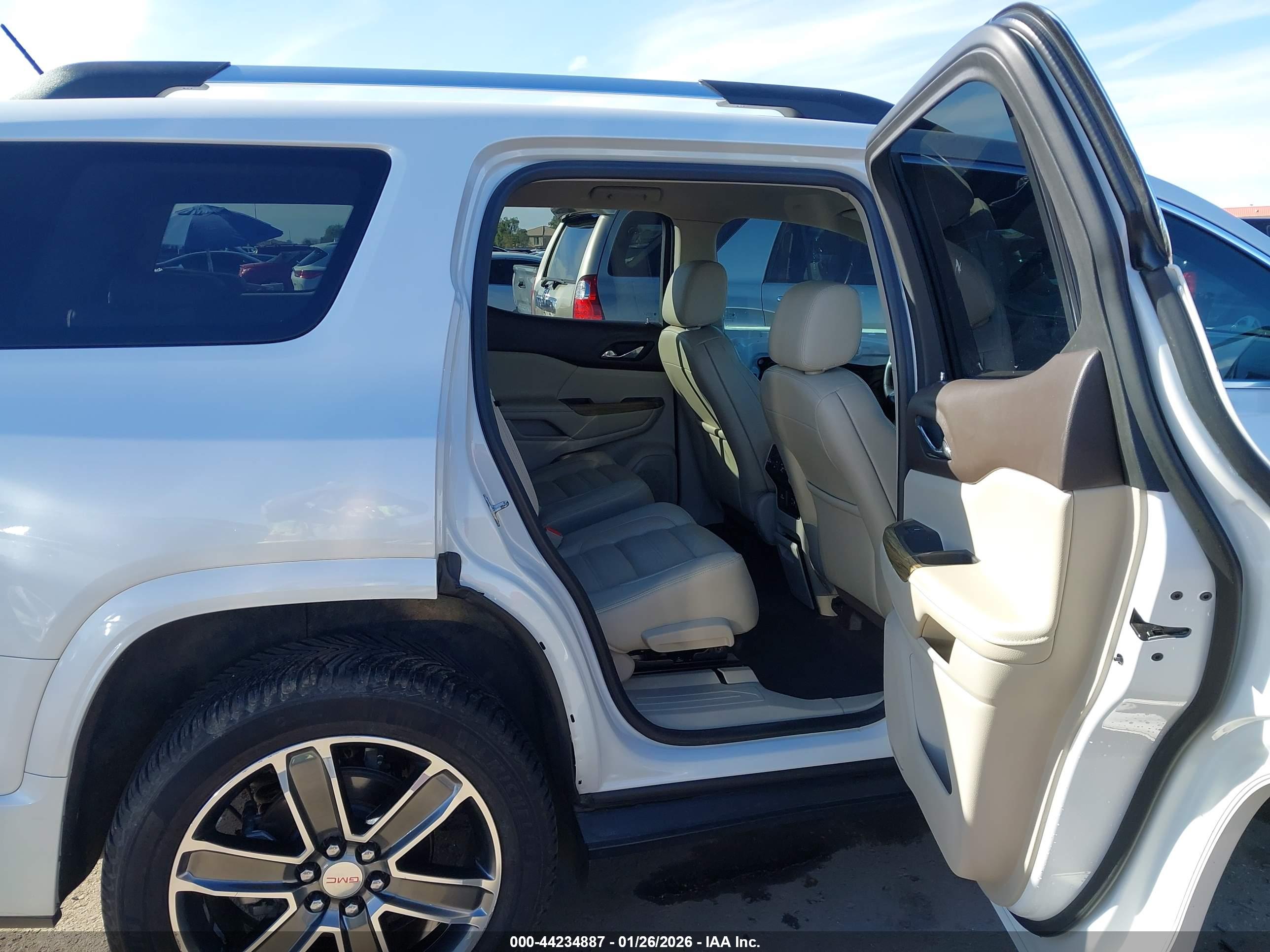 GMC ACADIA image 8