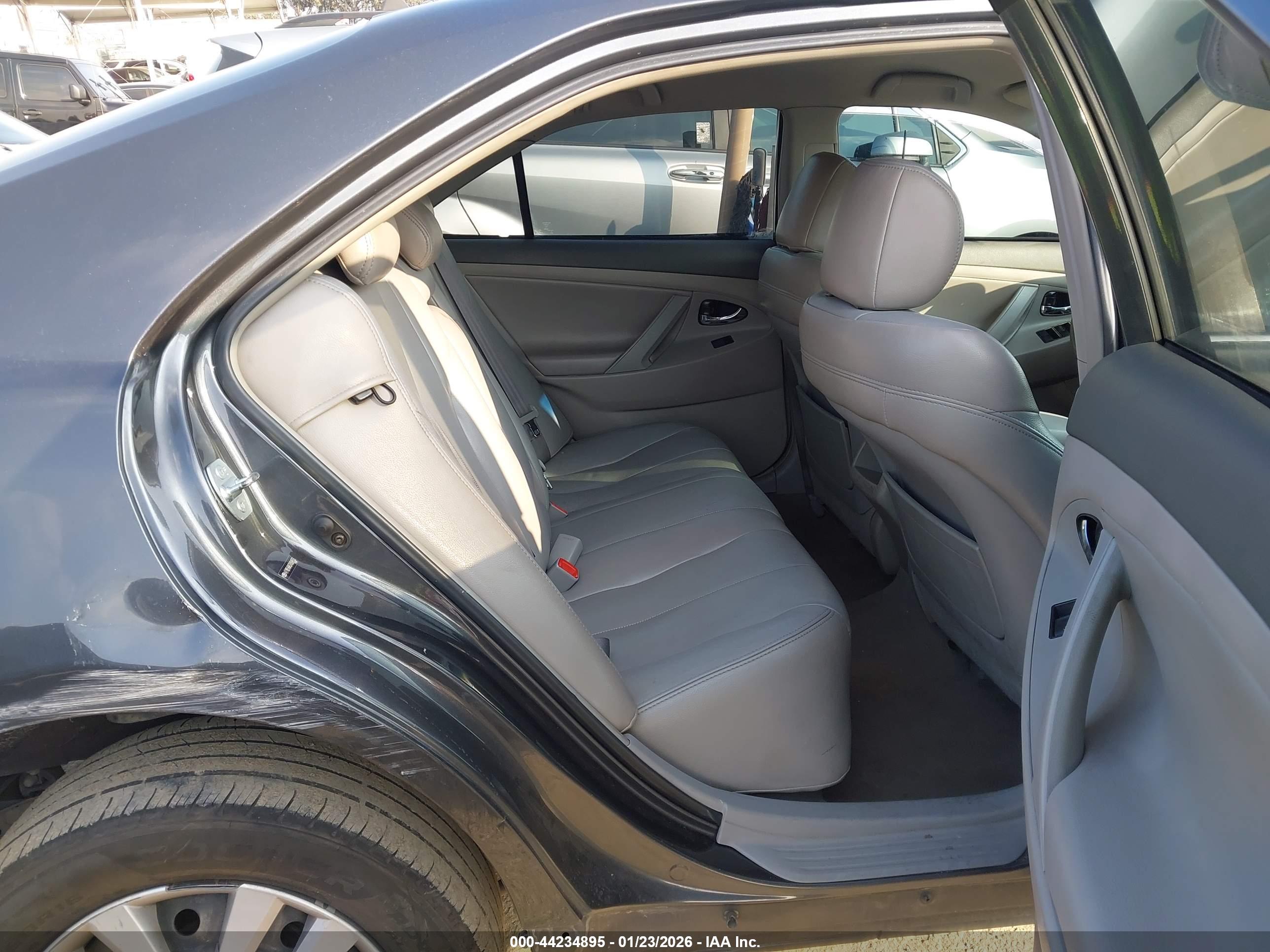 TOYOTA CAMRY image 8