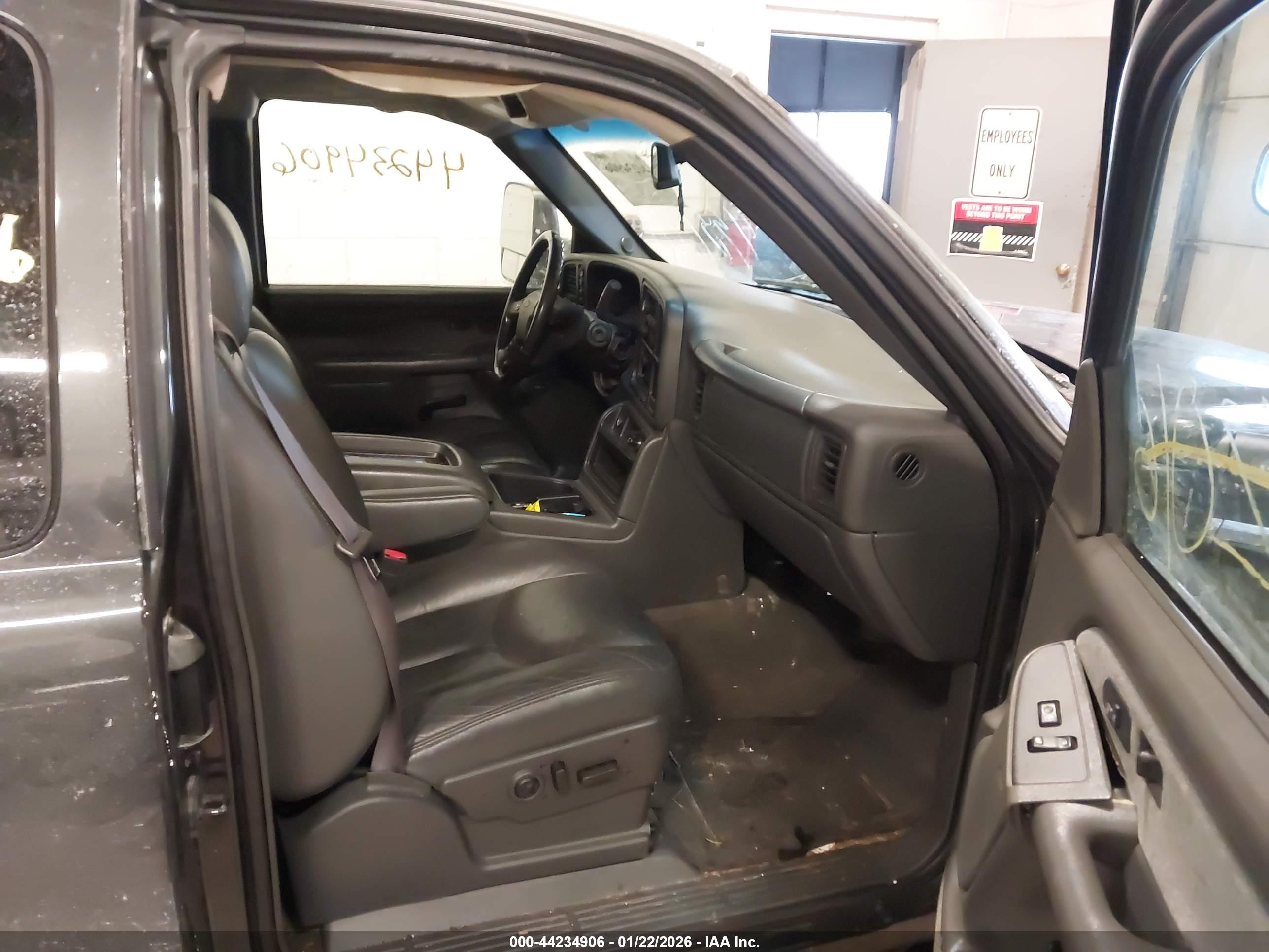 CHEVROLET SILVERADO image 5