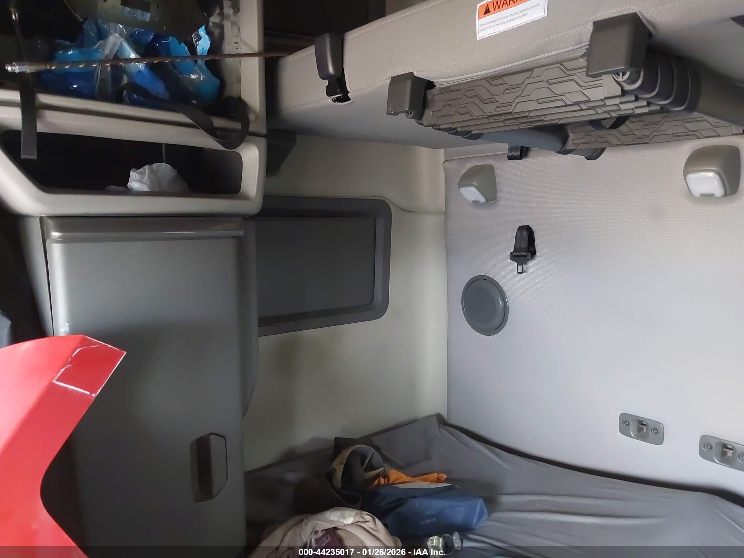 VOLVO VNL image 7