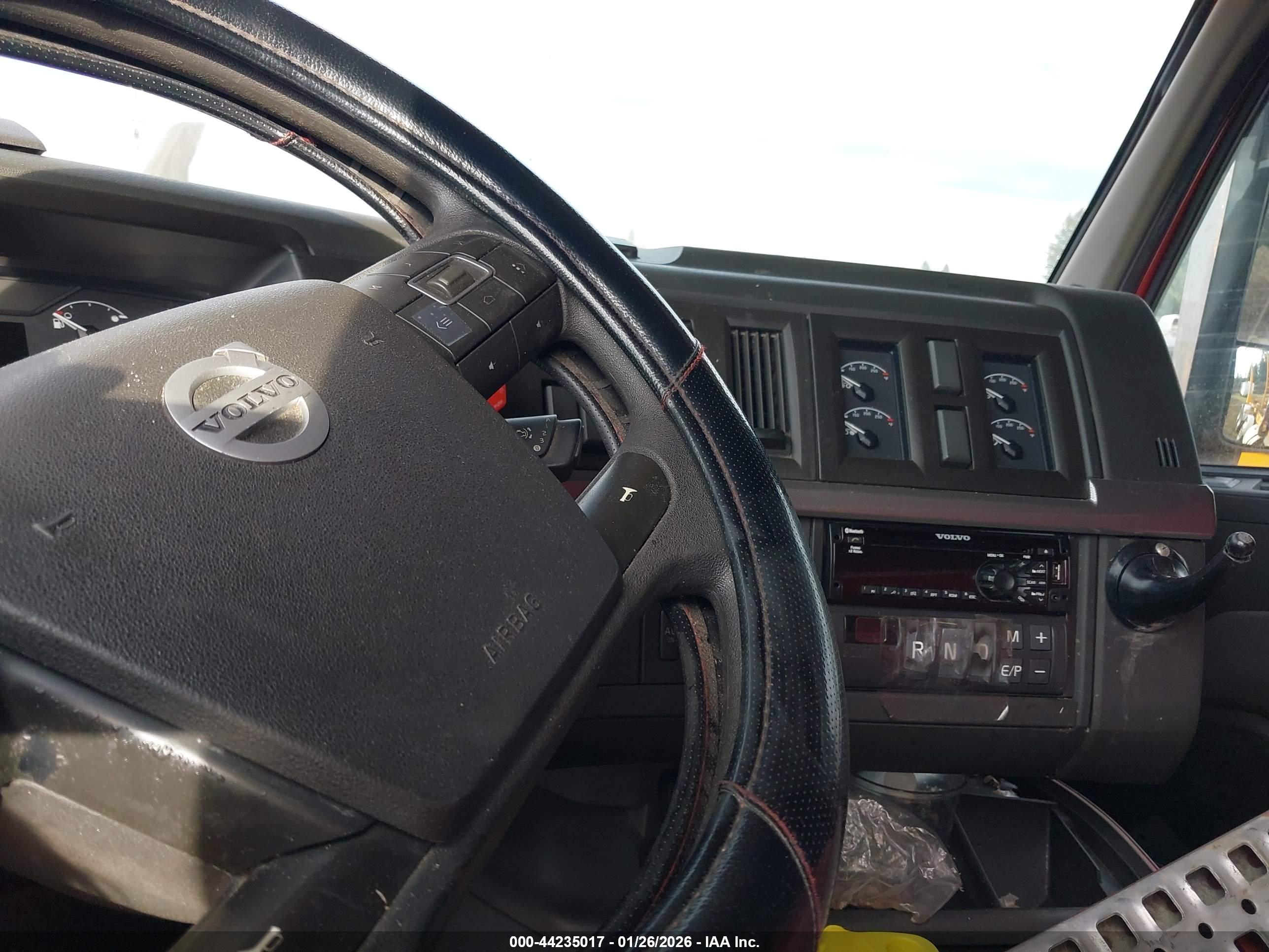 VOLVO VNL image 8
