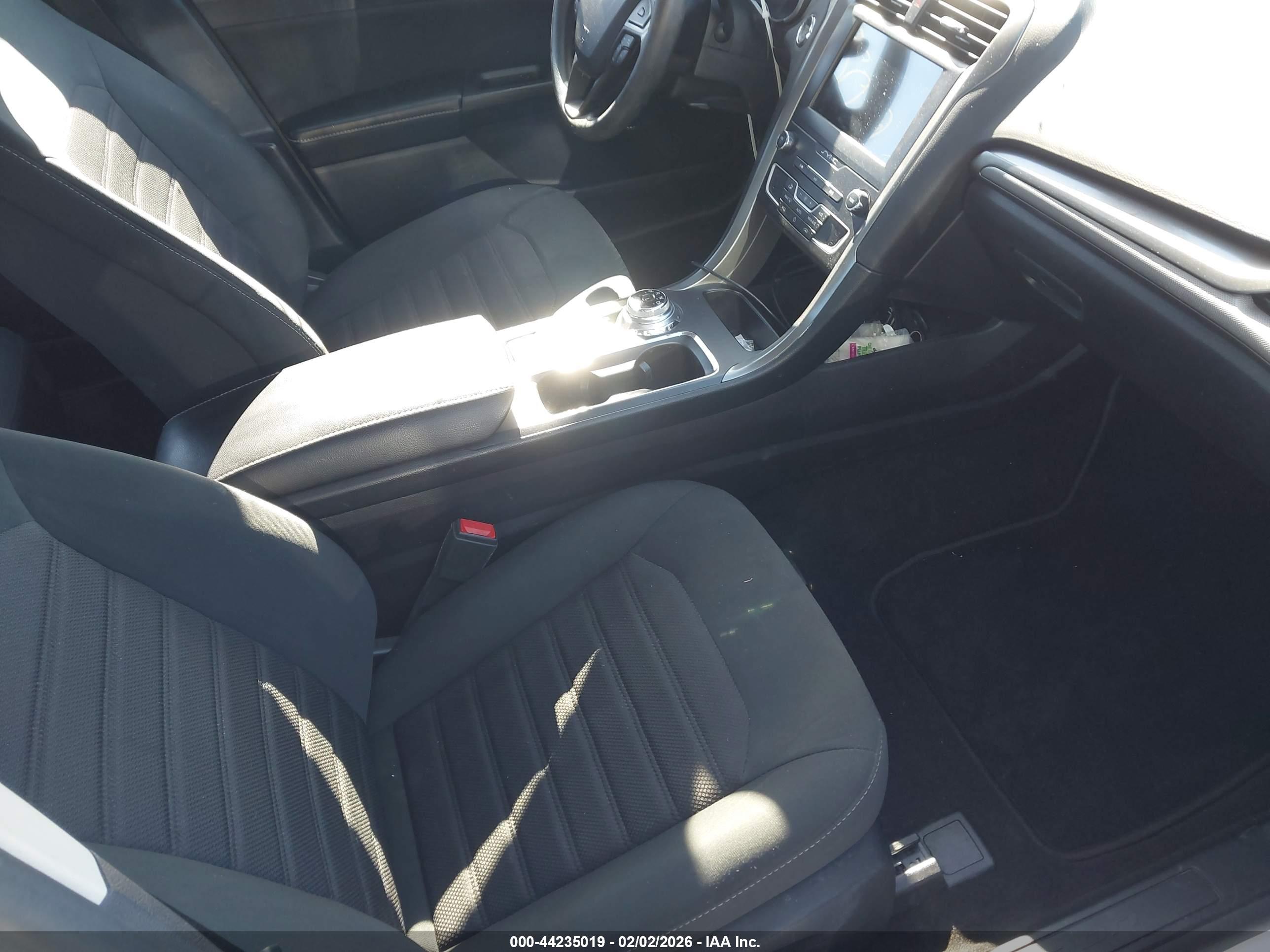 FORD FUSION image 5