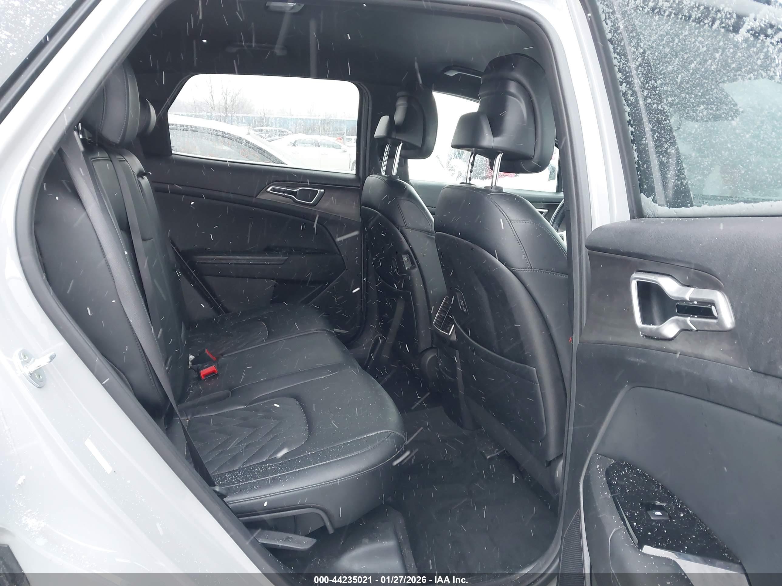 KIA SPORTAGE image 8
