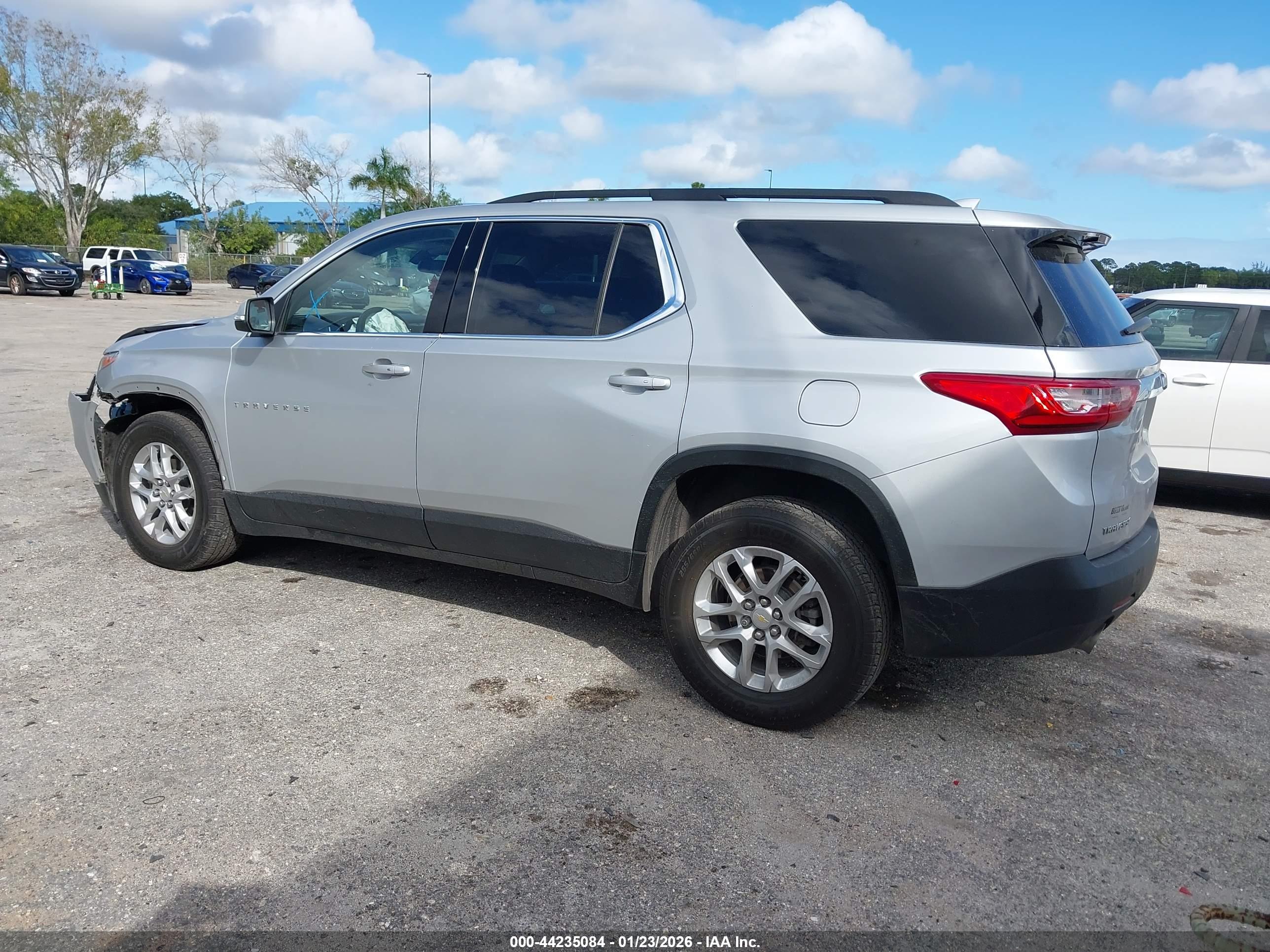 CHEVROLET TRAVERSE image 3