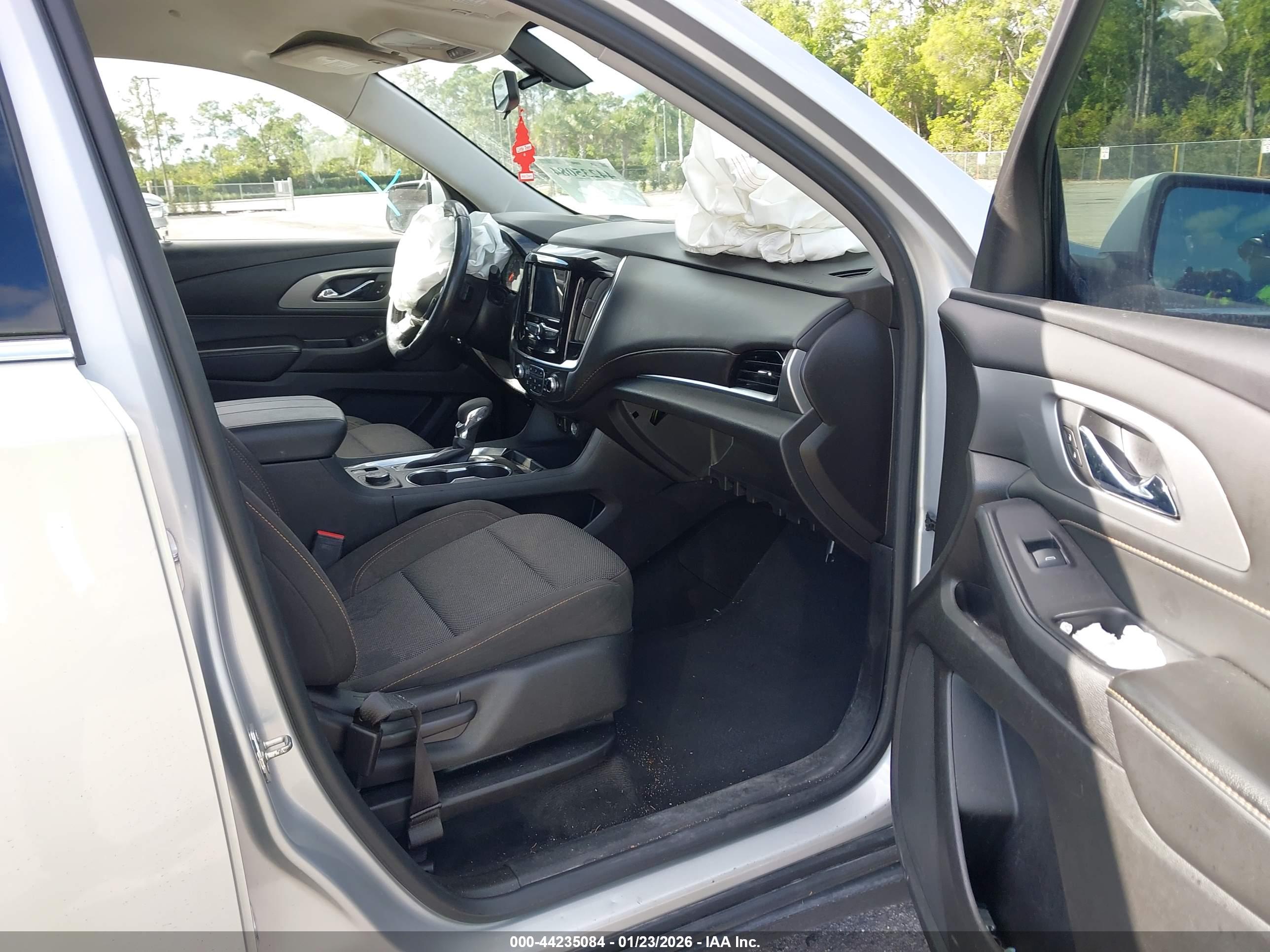 CHEVROLET TRAVERSE image 5