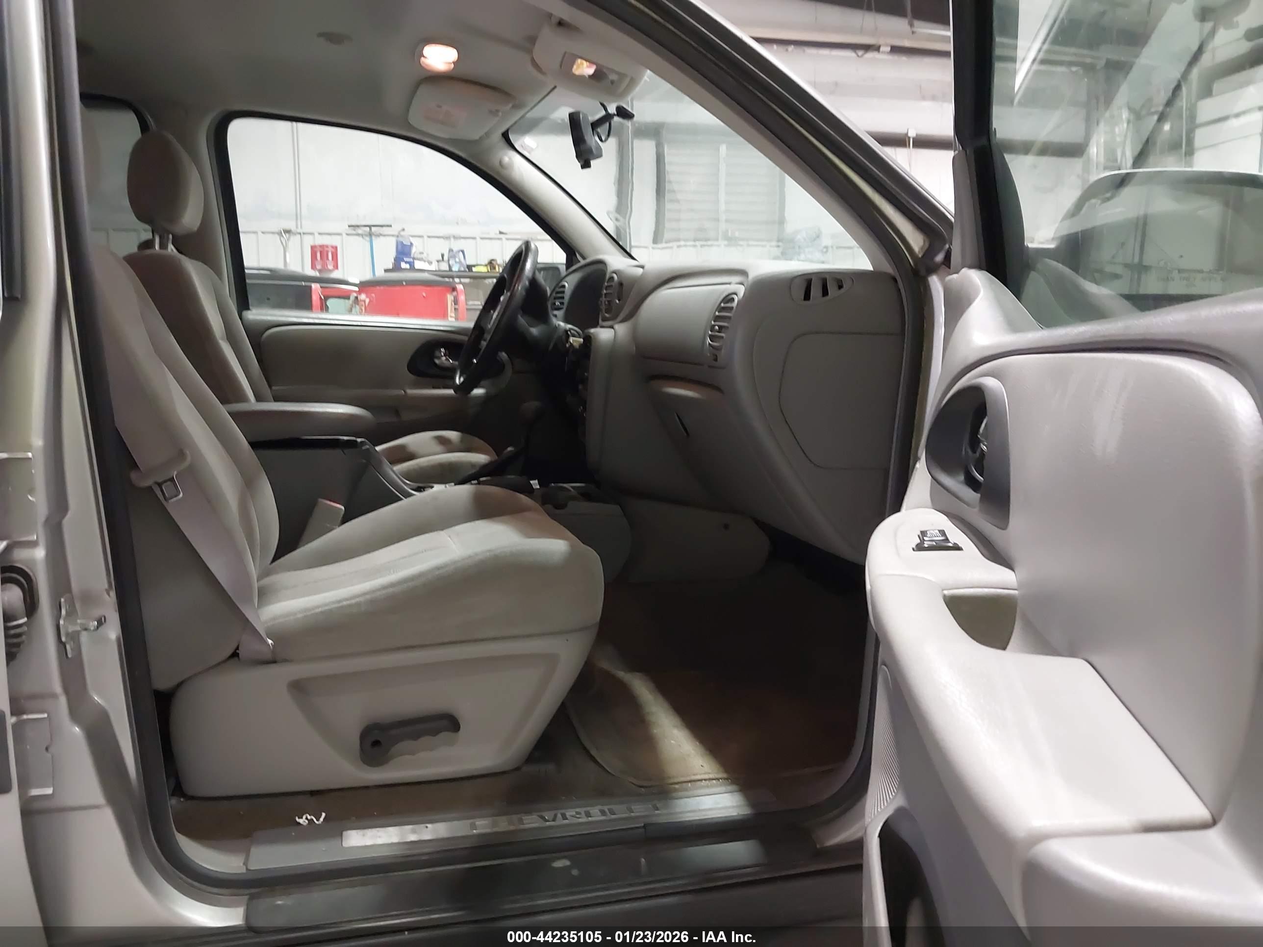 CHEVROLET TRAILBLAZER image 5