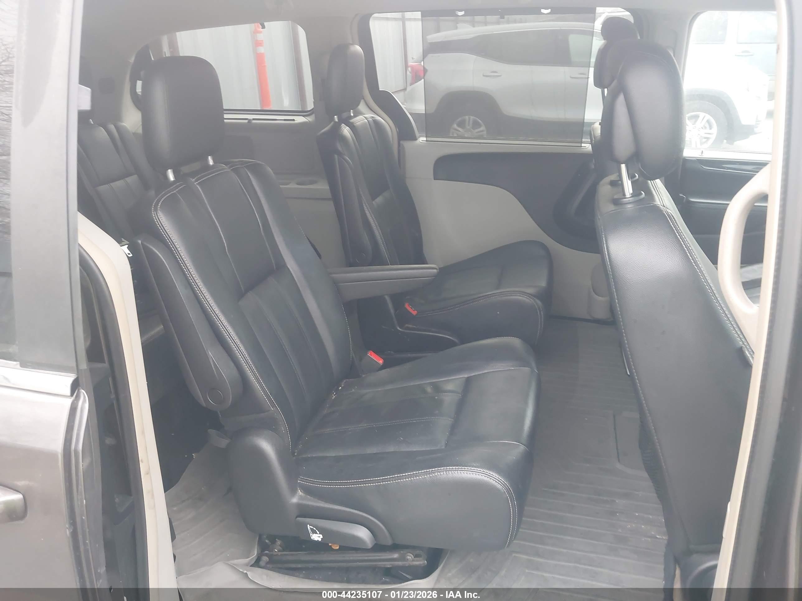 CHRYSLER TOWN image 8
