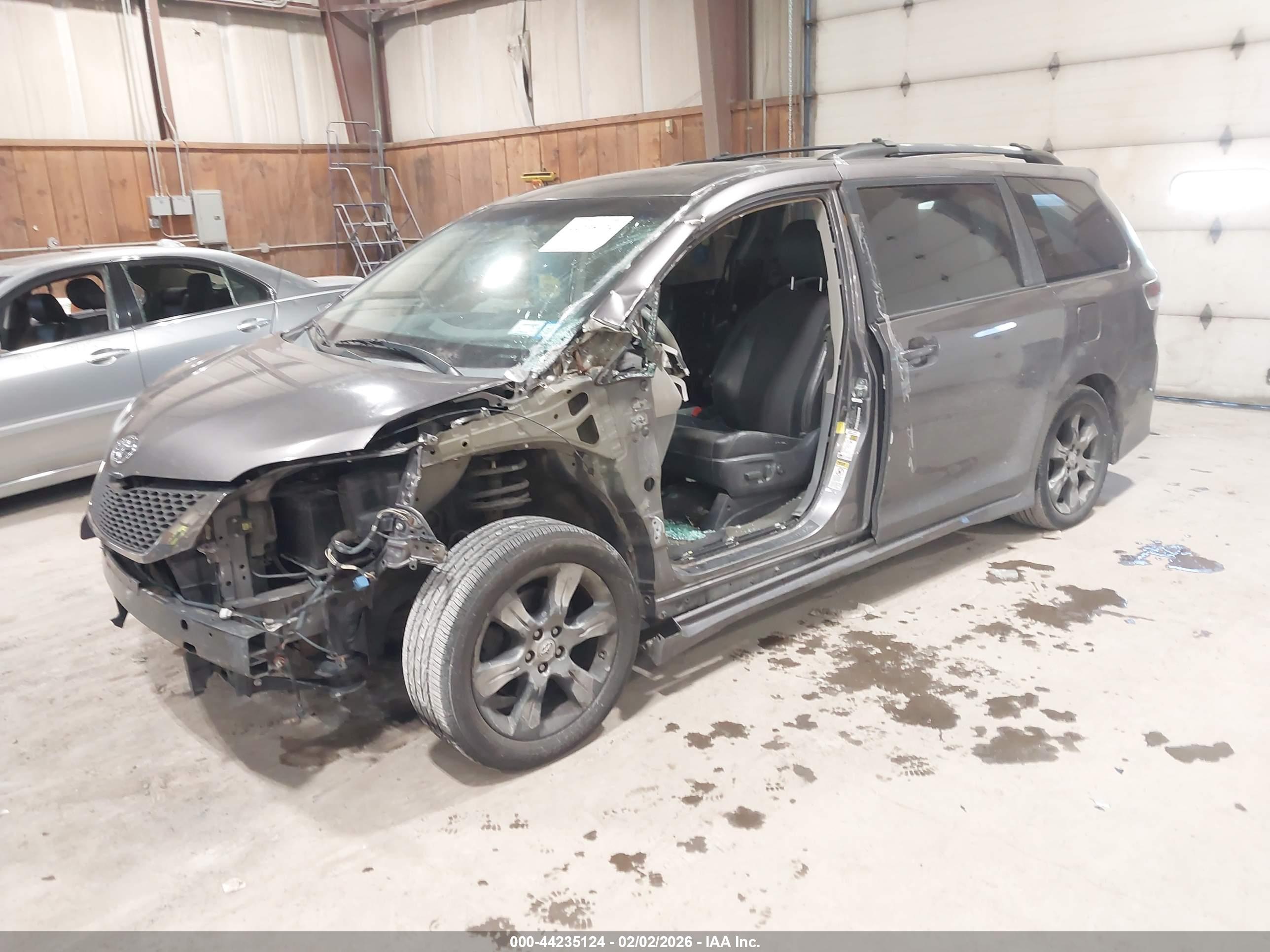 TOYOTA SIENNA image 2