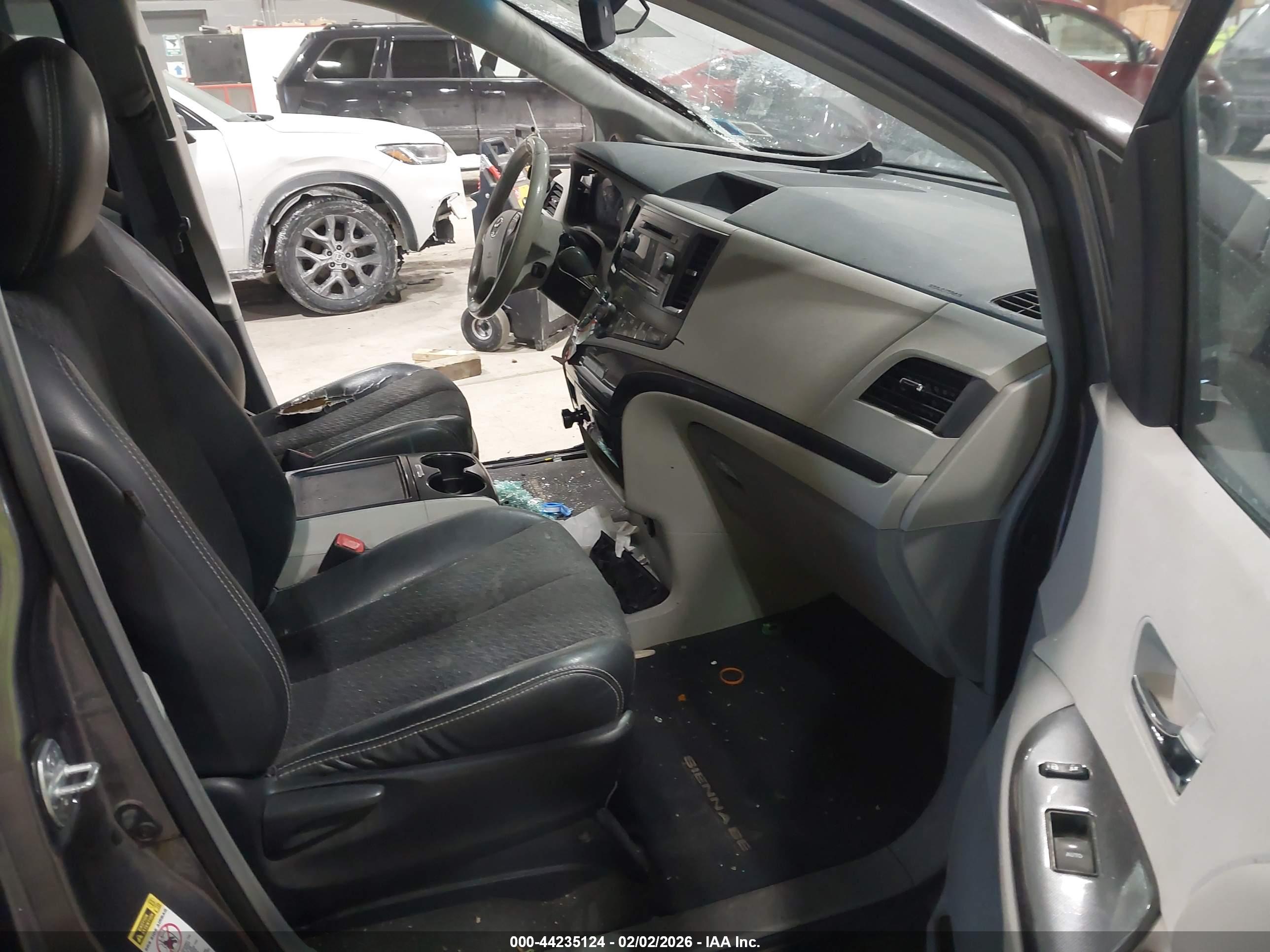 TOYOTA SIENNA image 5