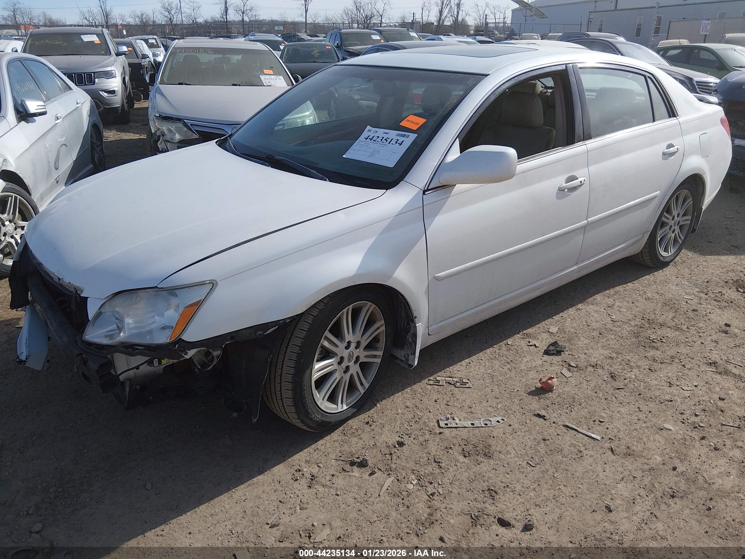 TOYOTA AVALON image 2