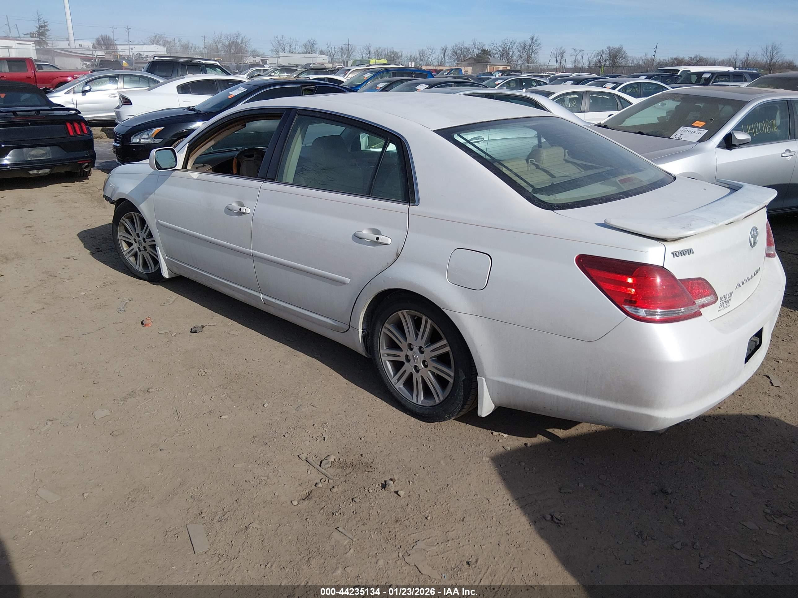 TOYOTA AVALON image 3