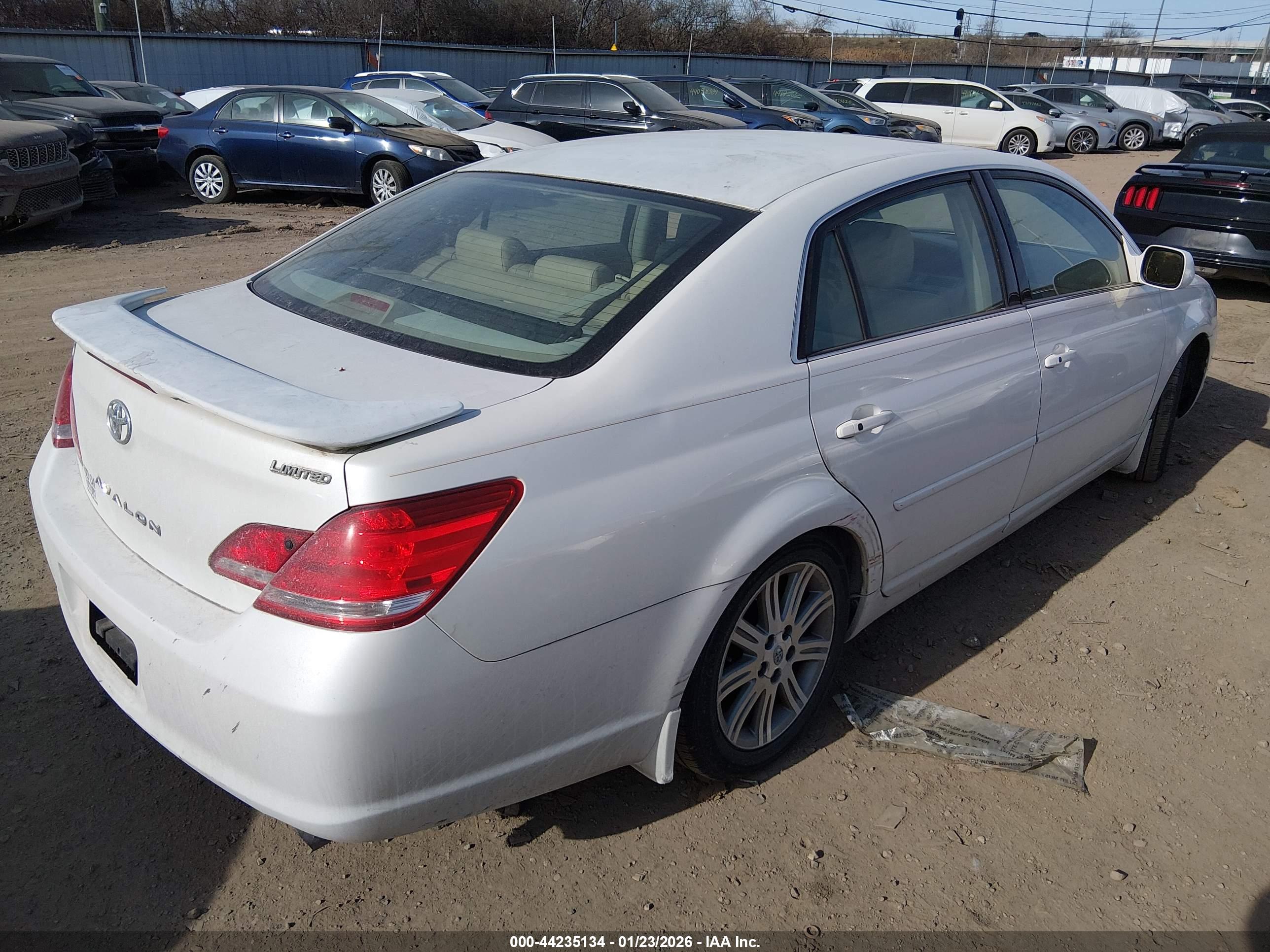 TOYOTA AVALON image 4