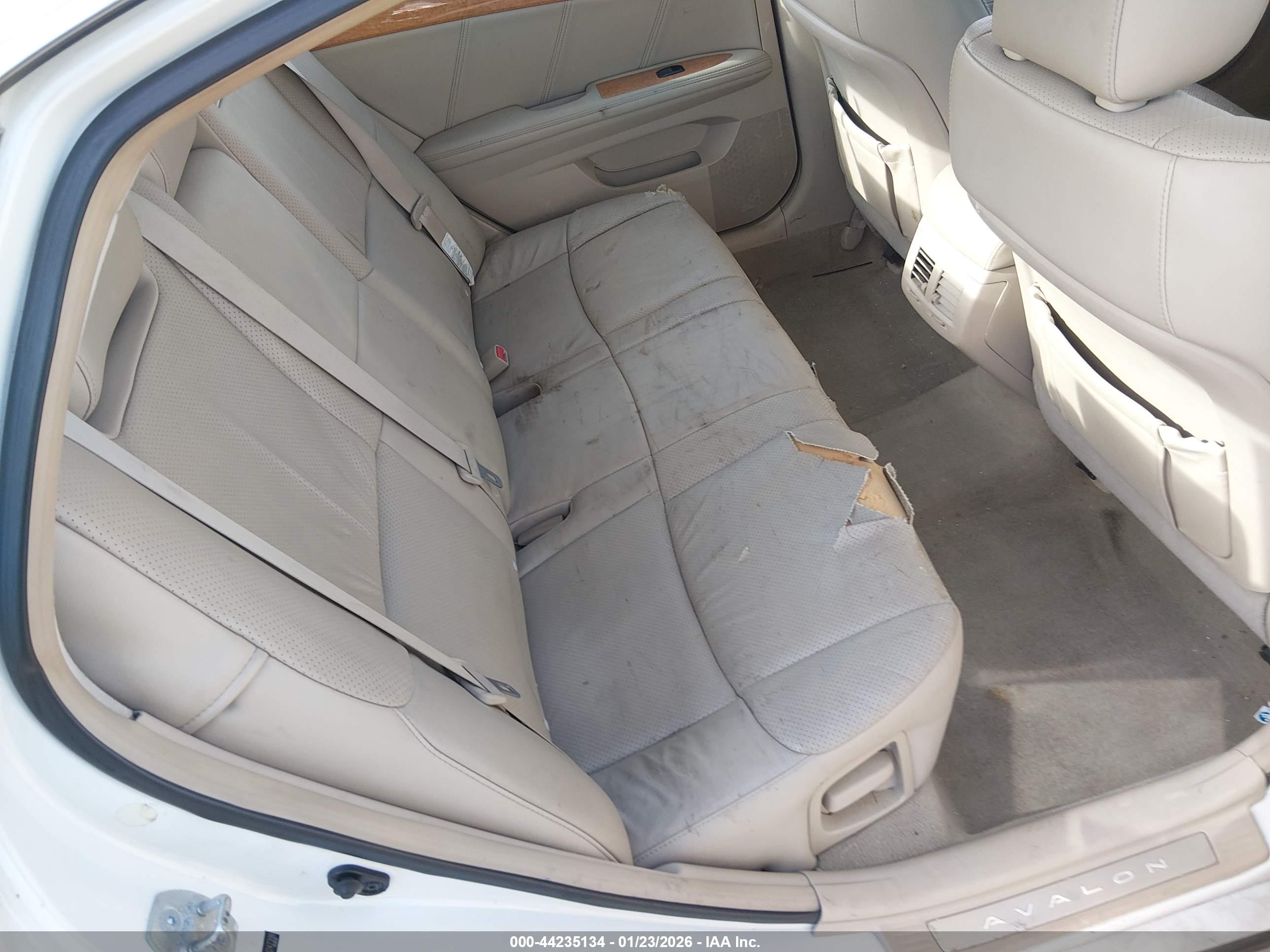 TOYOTA AVALON image 8