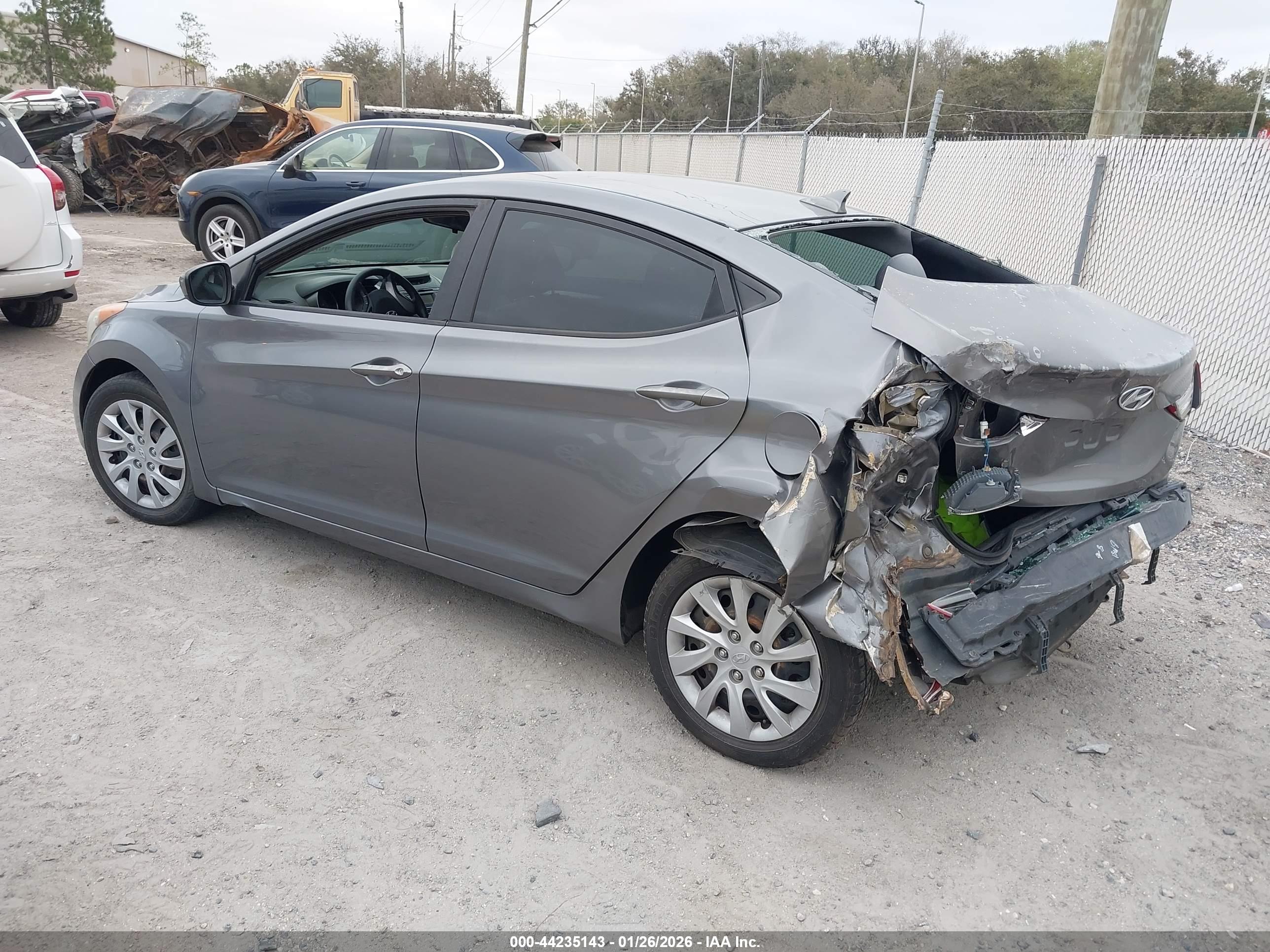 HYUNDAI ELANTRA image 3