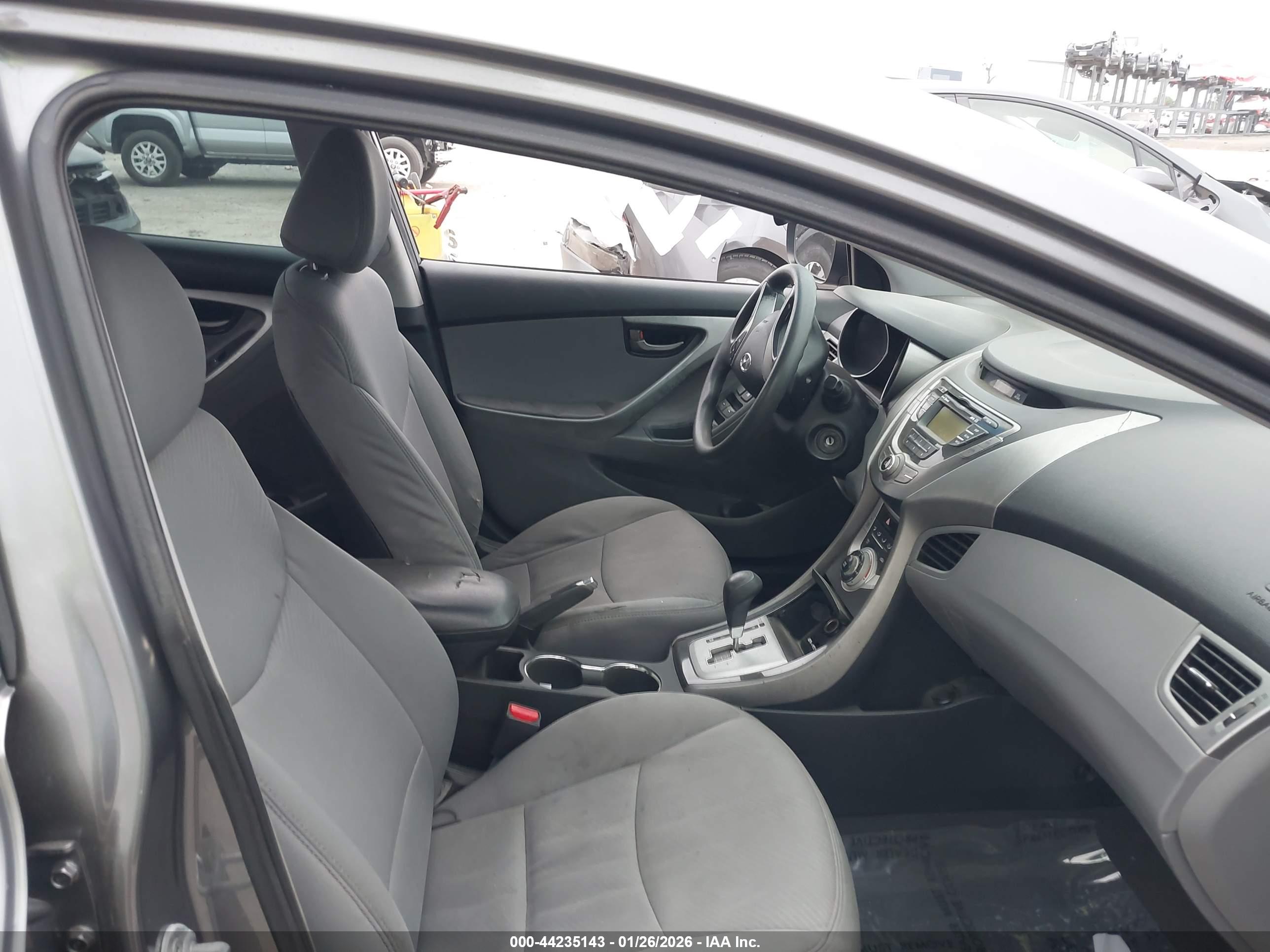 HYUNDAI ELANTRA image 5