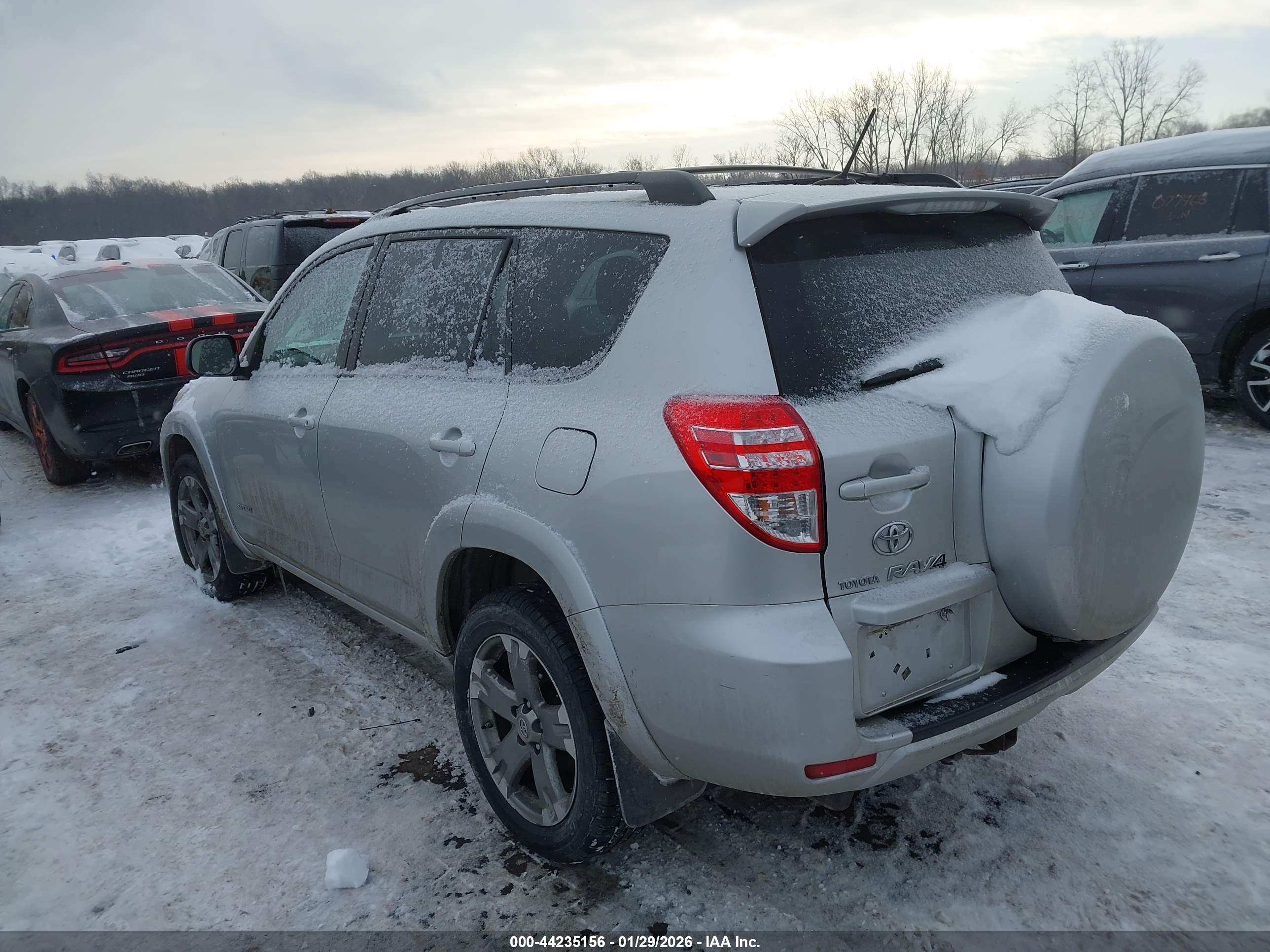 TOYOTA RAV4 image 3