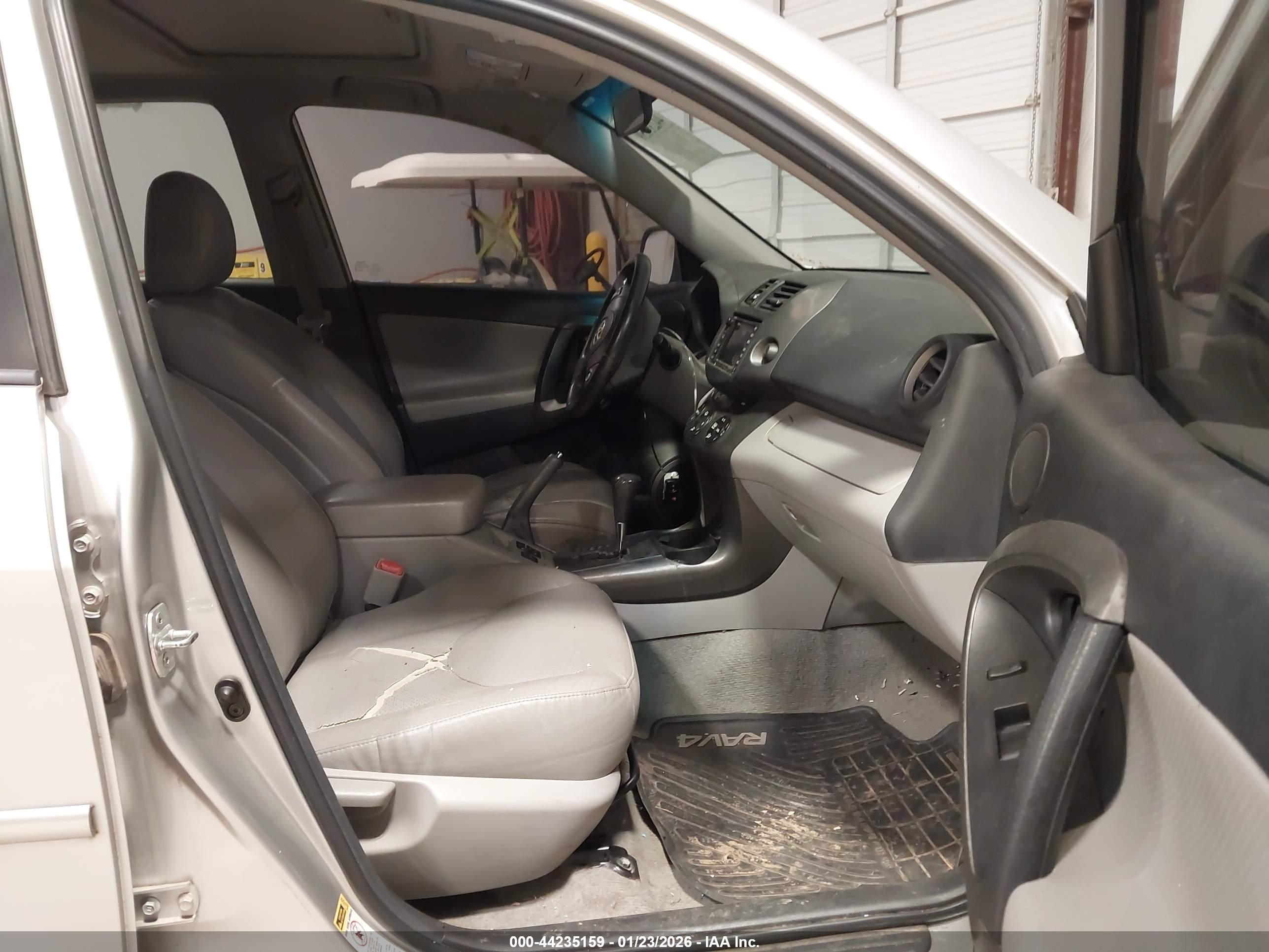 TOYOTA RAV4 image 5