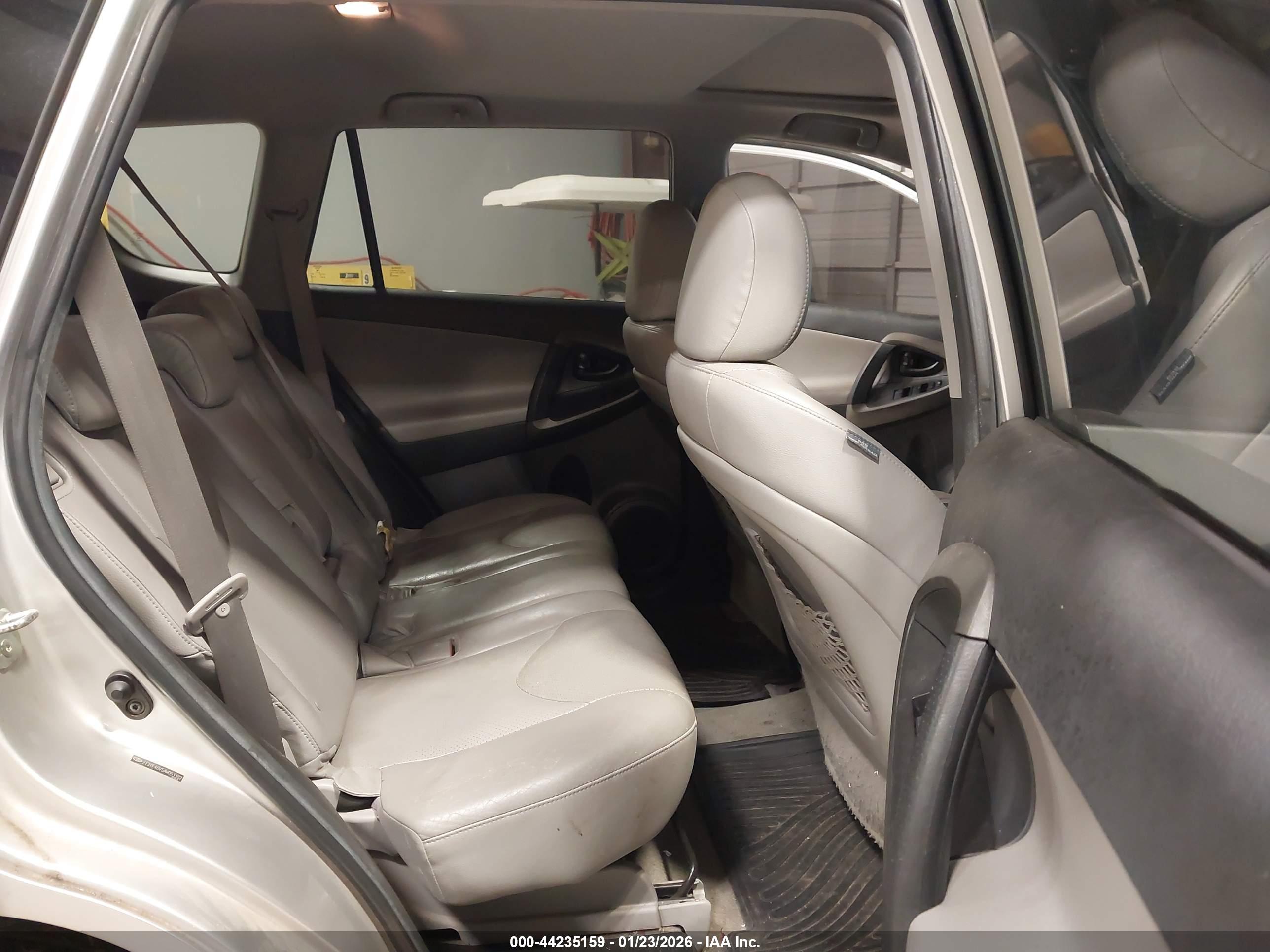 TOYOTA RAV4 image 8