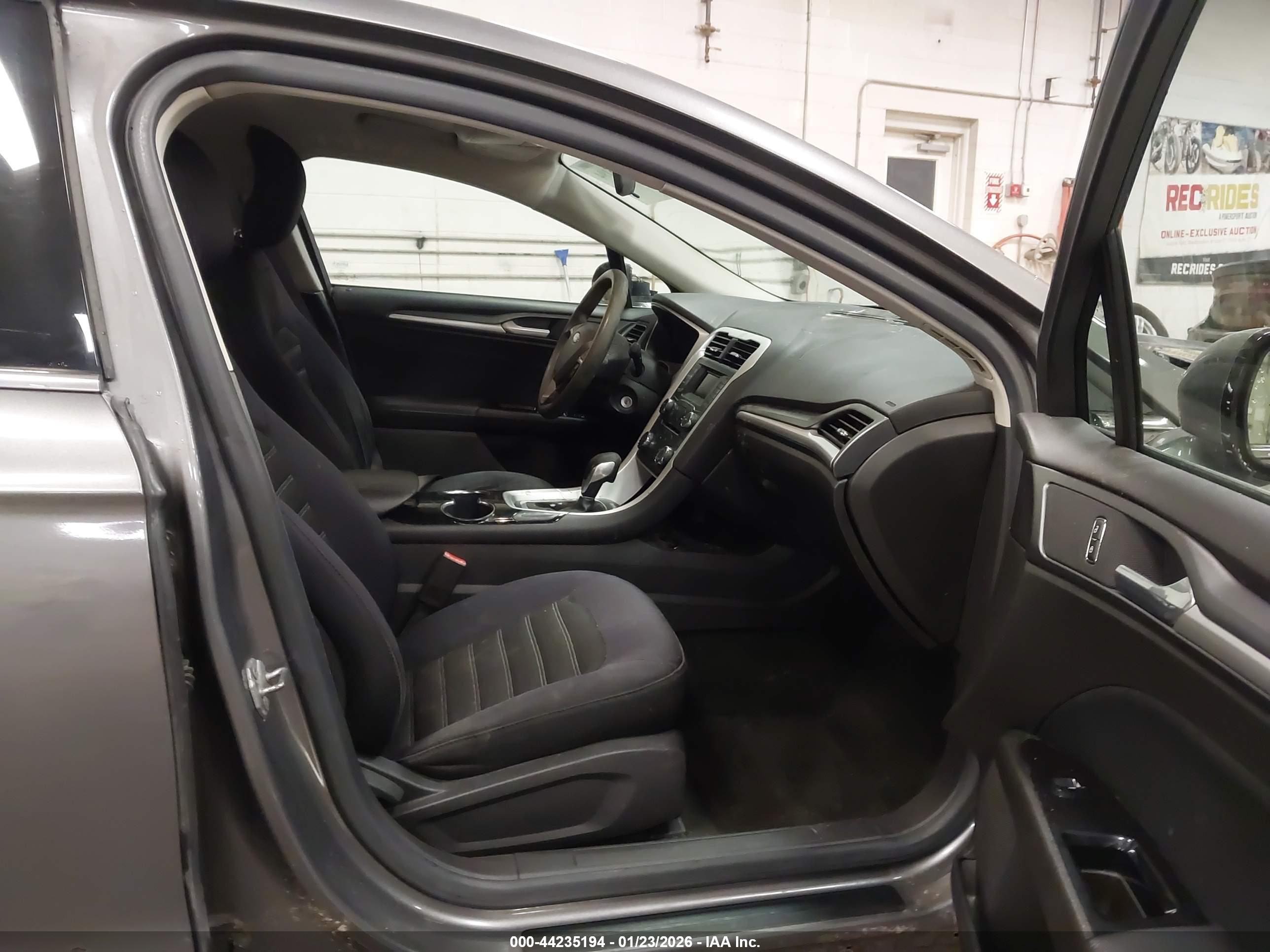 FORD FUSION image 5