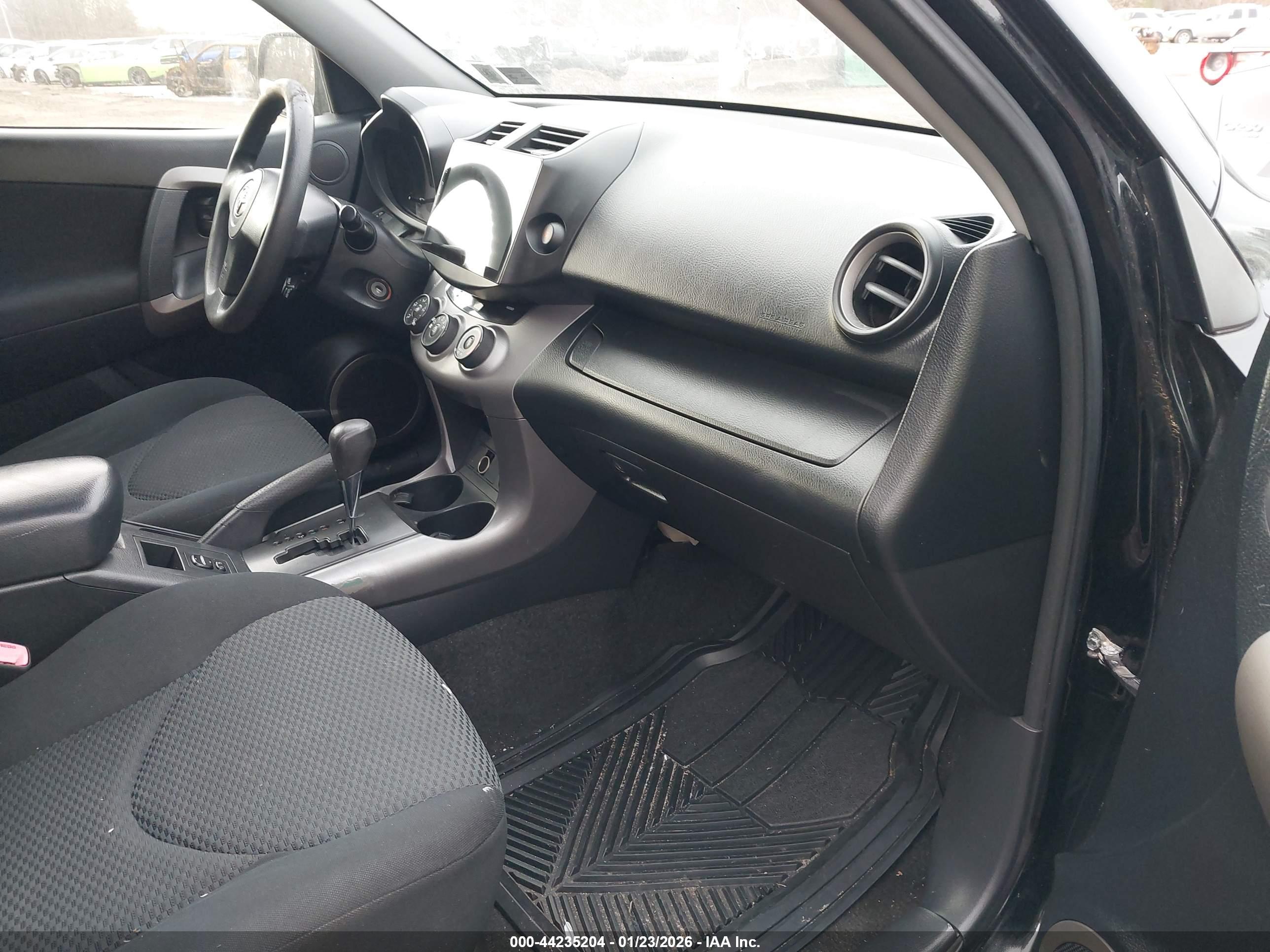 TOYOTA RAV4 image 5