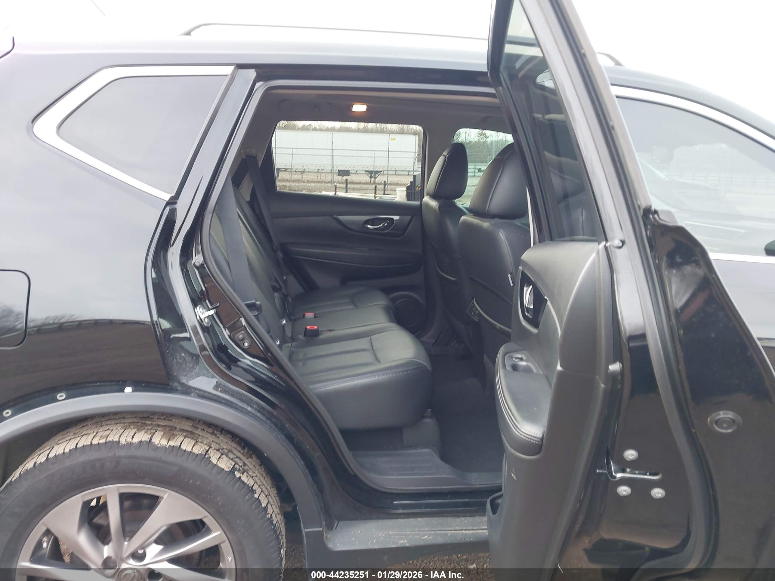 NISSAN ROGUE image 8