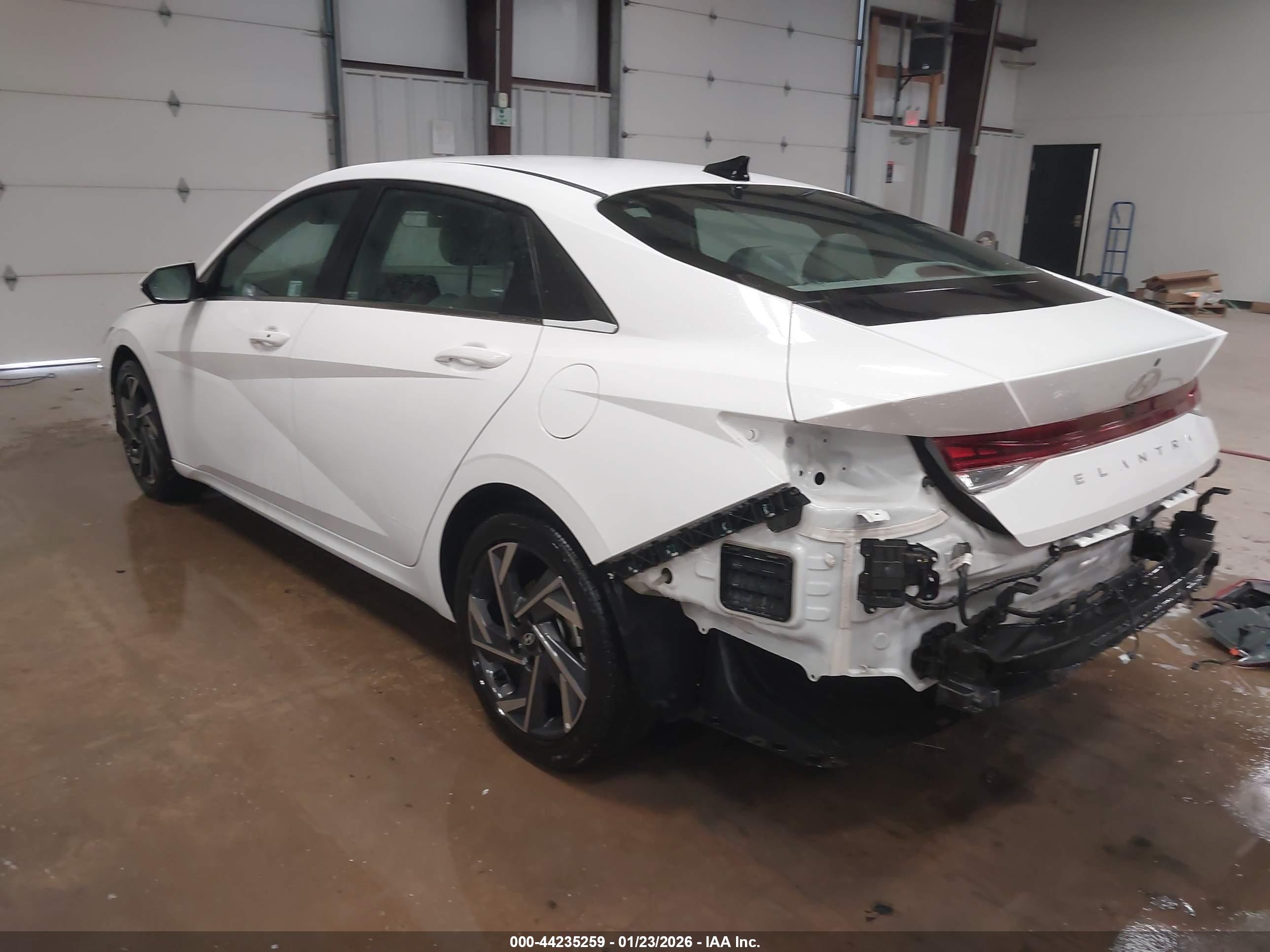 HYUNDAI ELANTRA image 3