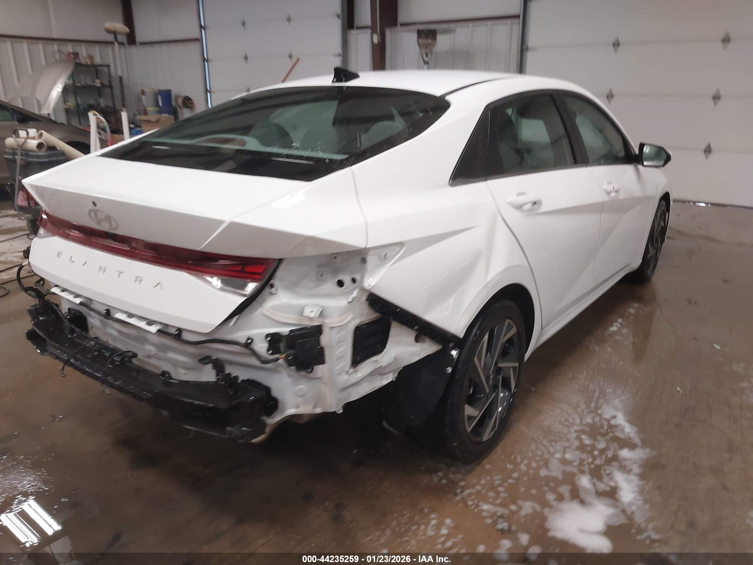 HYUNDAI ELANTRA image 4