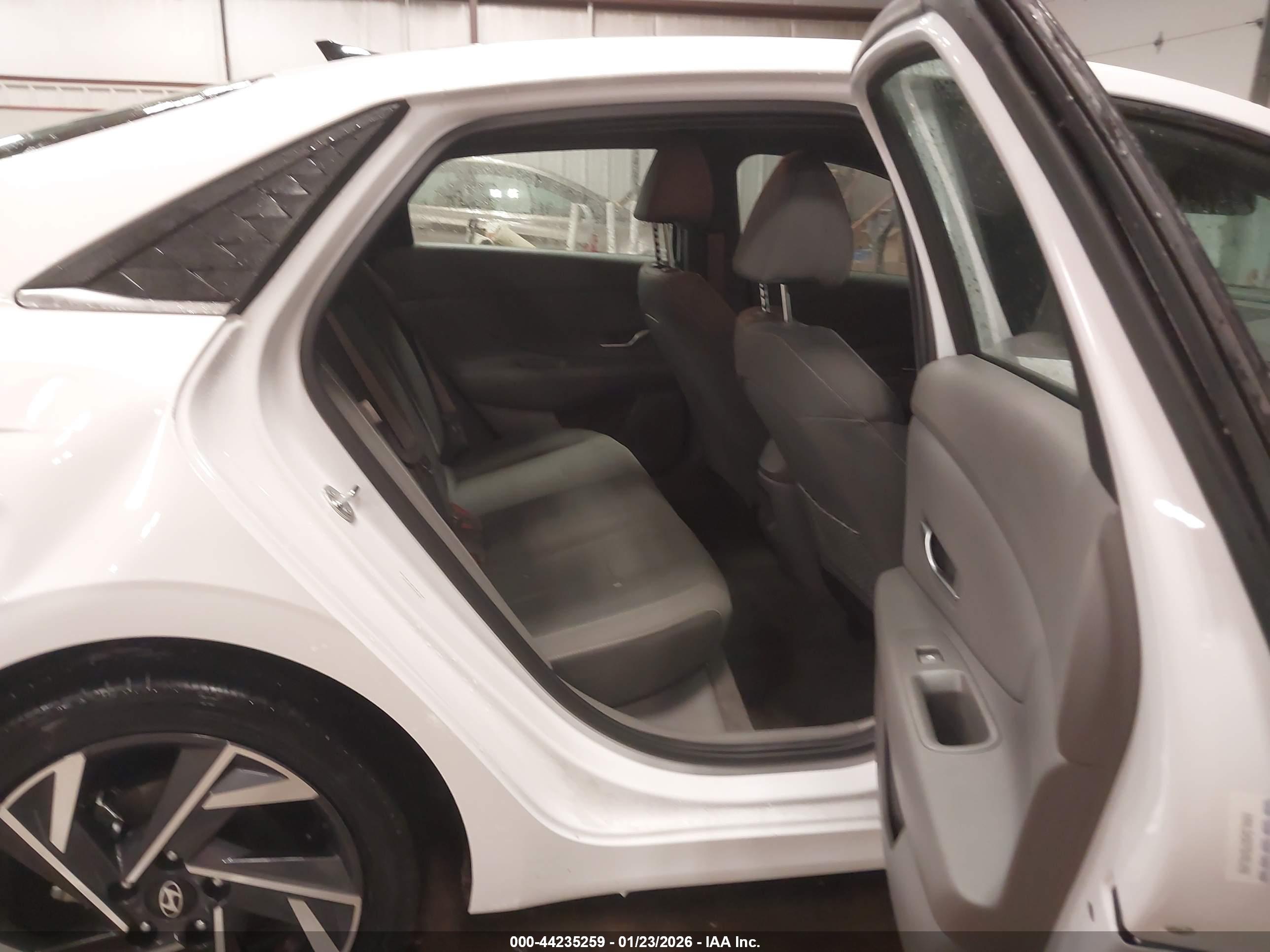 HYUNDAI ELANTRA image 8