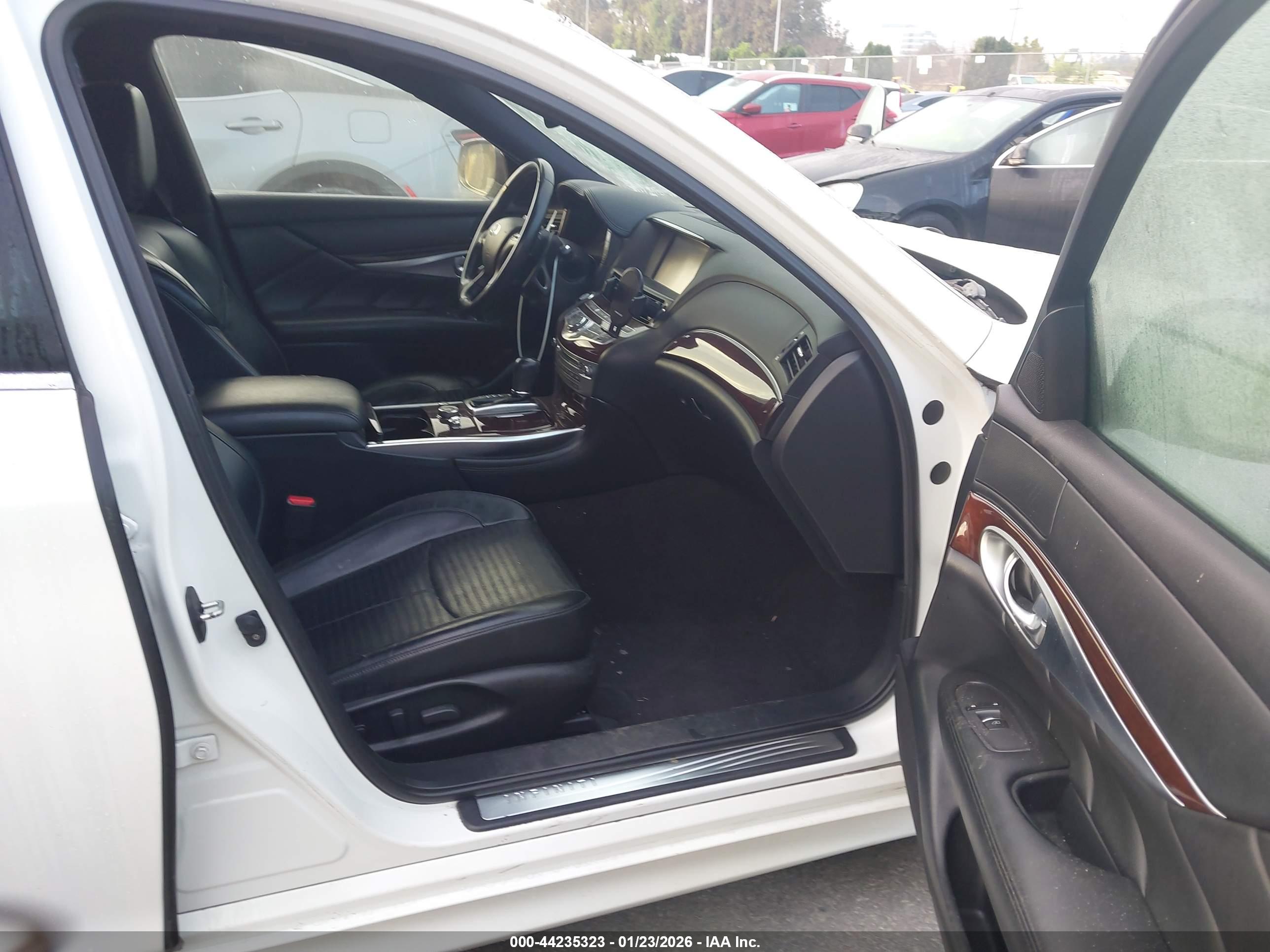 INFINITI Q70 image 5