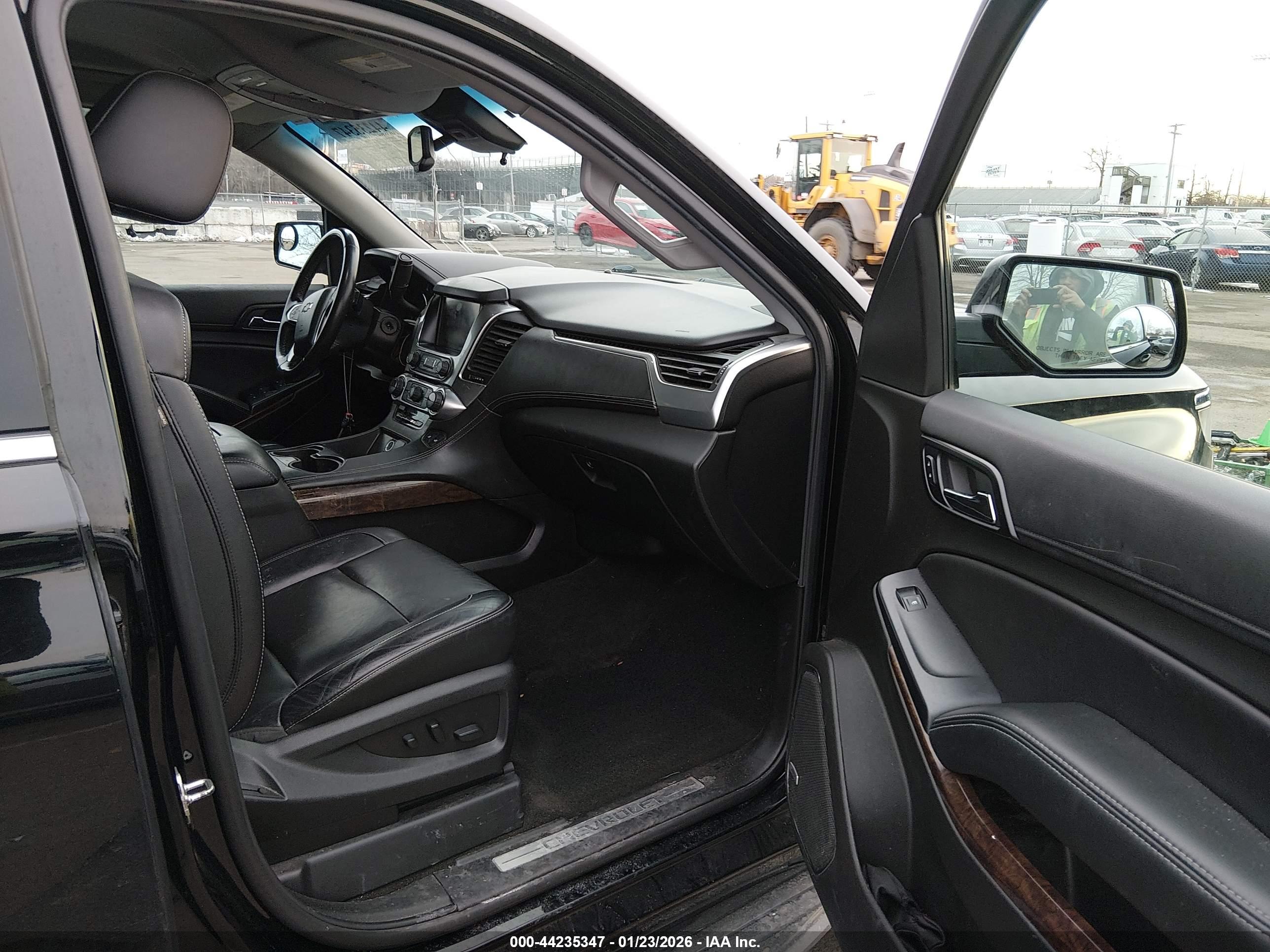 CHEVROLET SUBURBAN image 5