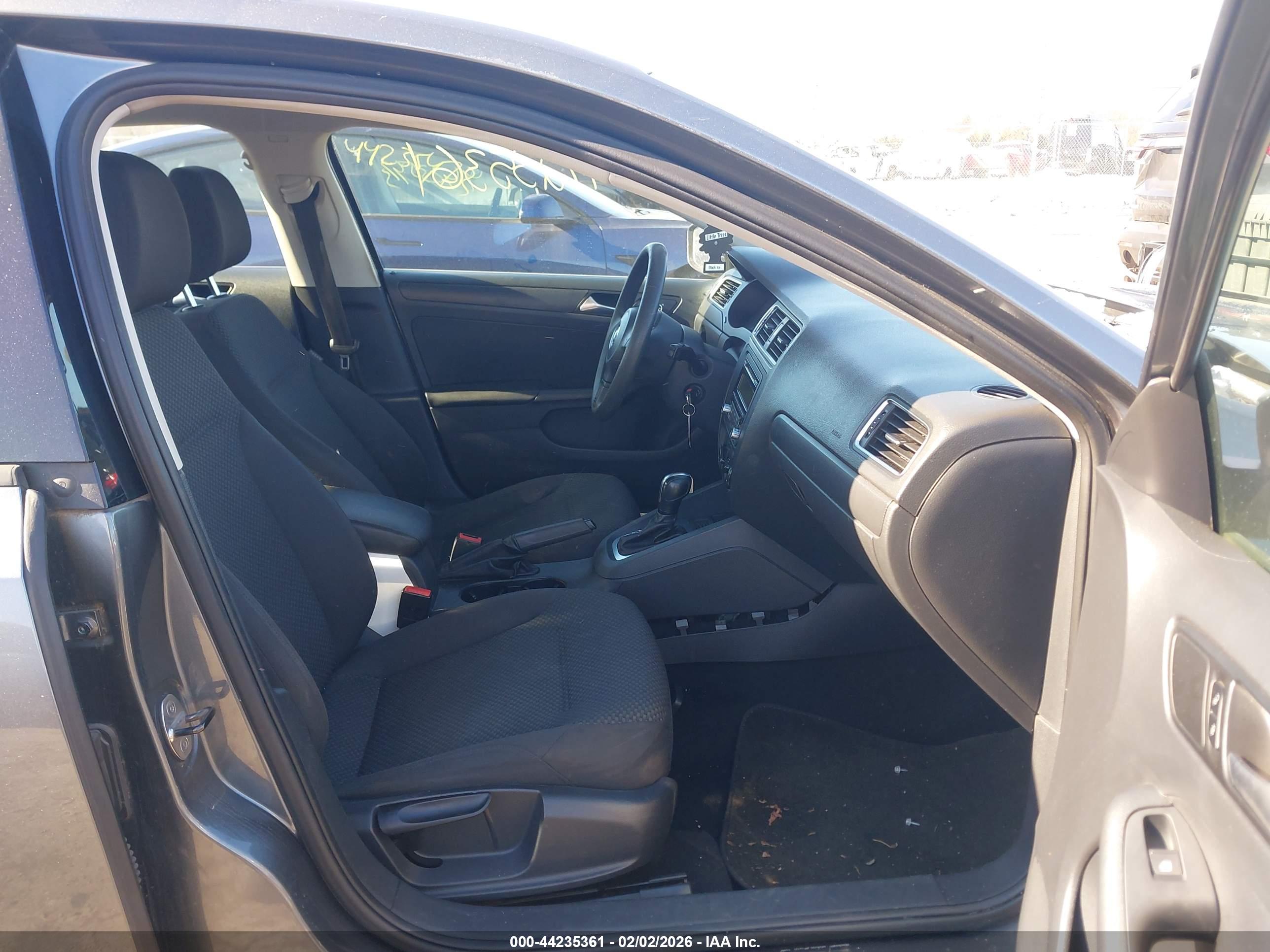 VOLKSWAGEN JETTA image 5