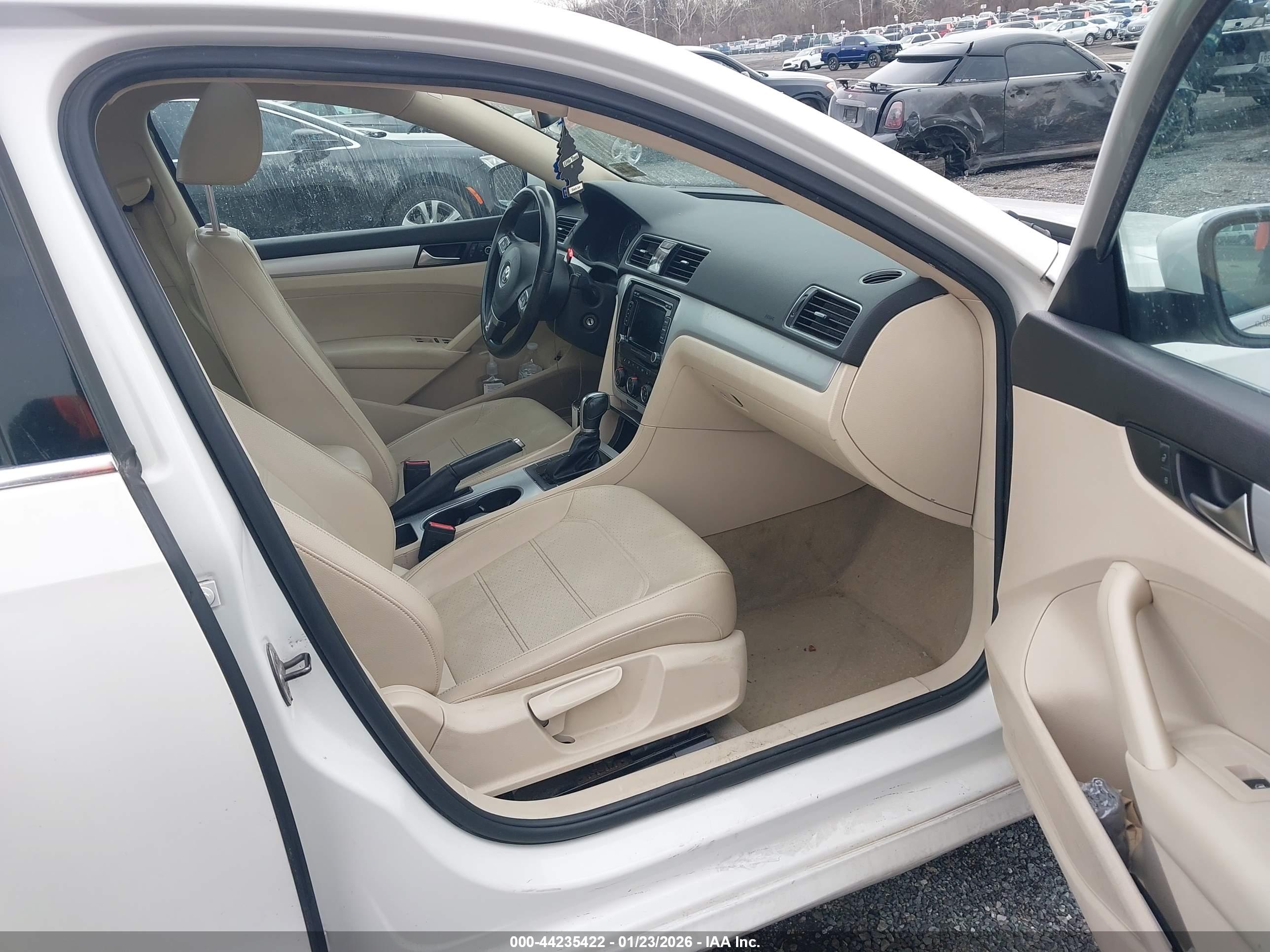 VOLKSWAGEN PASSAT image 5